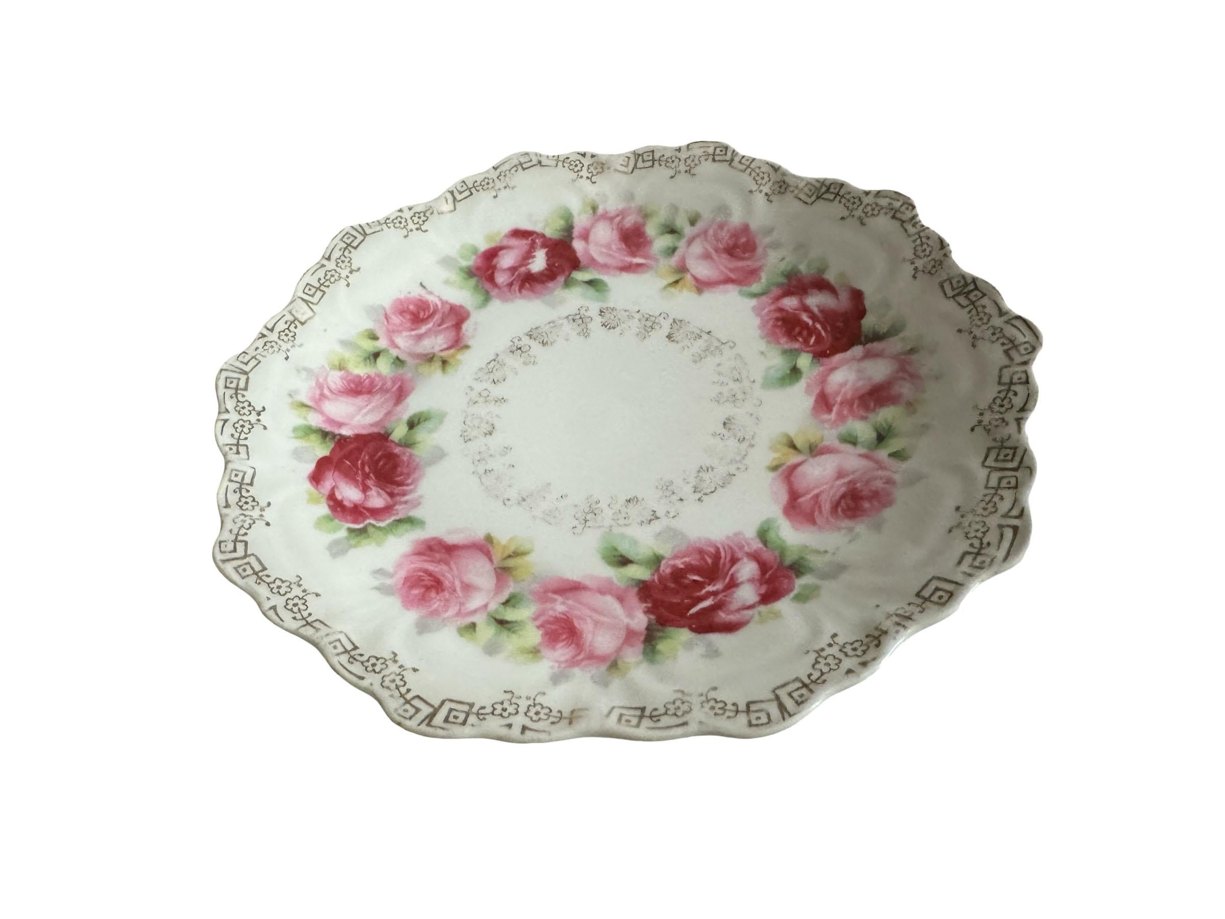 Une petite assiette allemande de Bavière avec des chrysanthèmes roses et des fleurs dorées sur la bordure. Une belle pièce d'exposition. Marque sur le fond Z.S.&Co - Bavaria. Circa 1880s.