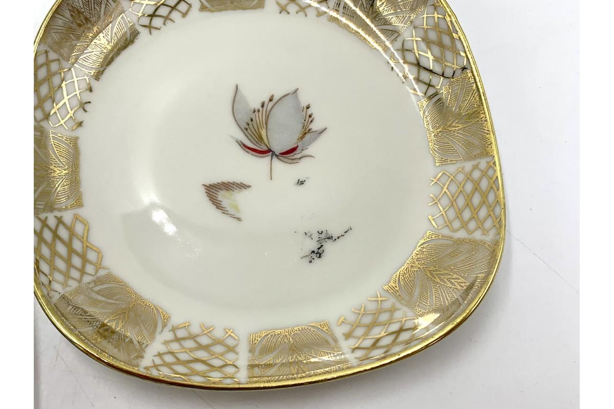 A set of ecru porcelain plates with gilding and decorations.

Very good condition, one smaller plate has a visible tear (pic. 3).

Larger 1 pc: height 4cm, width 17.5cm.

Smaller 6 pieces: width 11.5 cm.