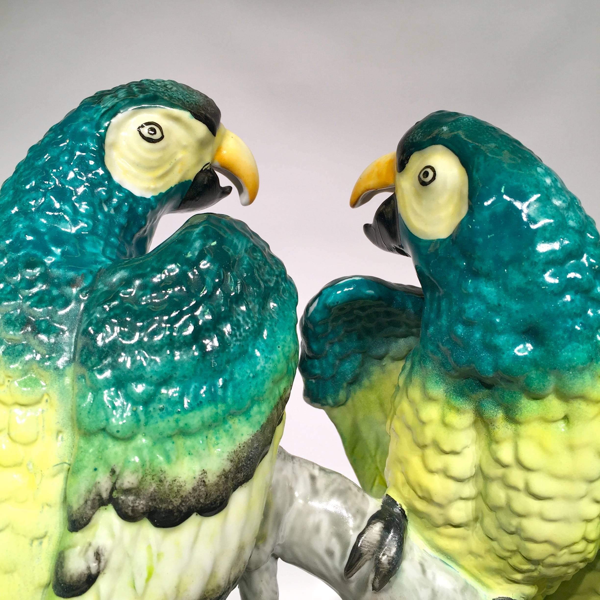 BAVARIA German Art Deco Porcelain Couple of Green and Yellow Macaws, circa 1930 In Excellent Condition For Sale In Rio de Janeiro, RJ