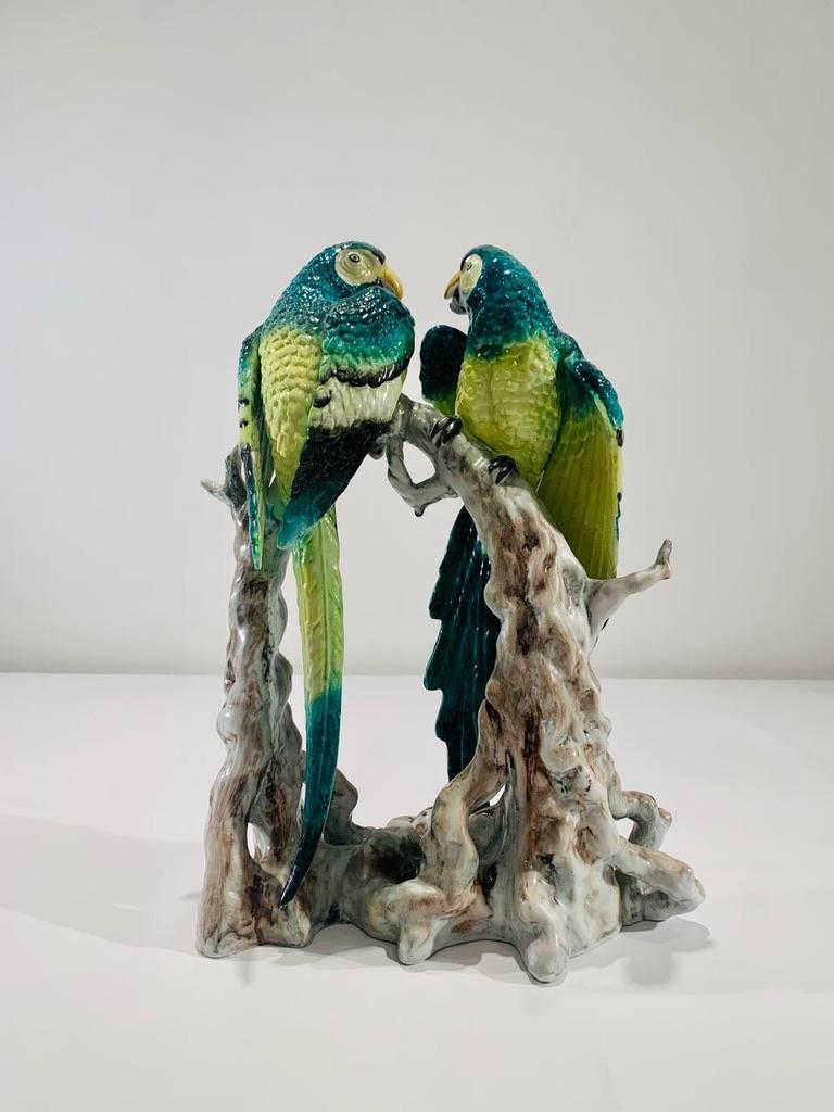 Incroyable couple de perroquets Art déco en porcelaine polycrhome circa 1930.