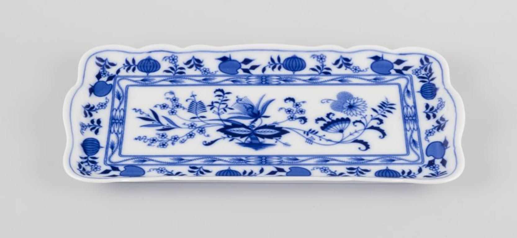 PRE-OWNED GOODS ARE EXEMPT FROM IMPORT TARIFFS FOR U.S., UK, AUSTRALIAN & CANADIAN CUSTOMERS.   
THEREFORE, NO IMPORT TARIFFS WILL BE APPLICABLE TO YOUR PURCHASE. 

Bavaria, Germany.
Porcelain tray.
Blue Onion-patterned. Printed