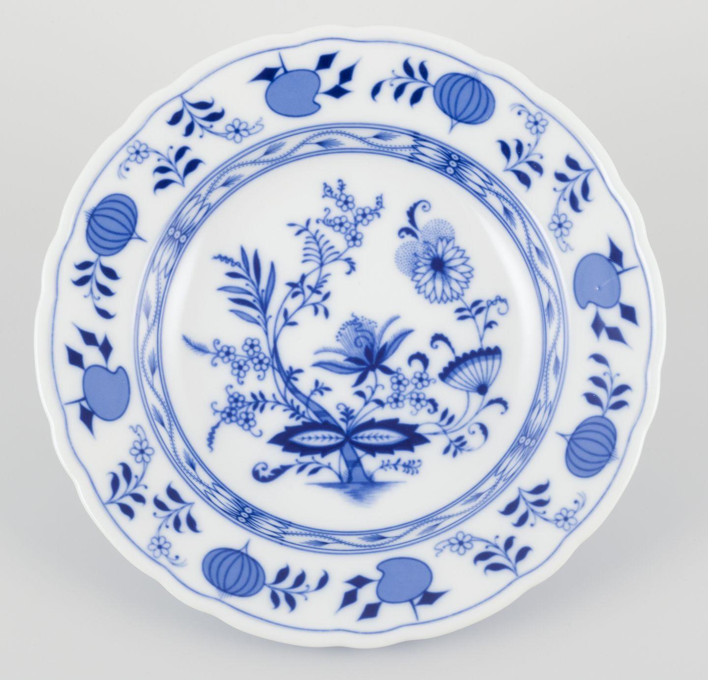 PRE-OWNED GOODS ARE EXEMPT FROM IMPORT TARIFFS FOR U.S., UK, AUSTRALIAN & CANADIAN CUSTOMERS.   
THEREFORE, NO IMPORT TARIFFS WILL BE APPLICABLE TO YOUR PURCHASE. 

Bavaria, Germany.
A set of six deep porcelain plates.
Blue Onion pattern