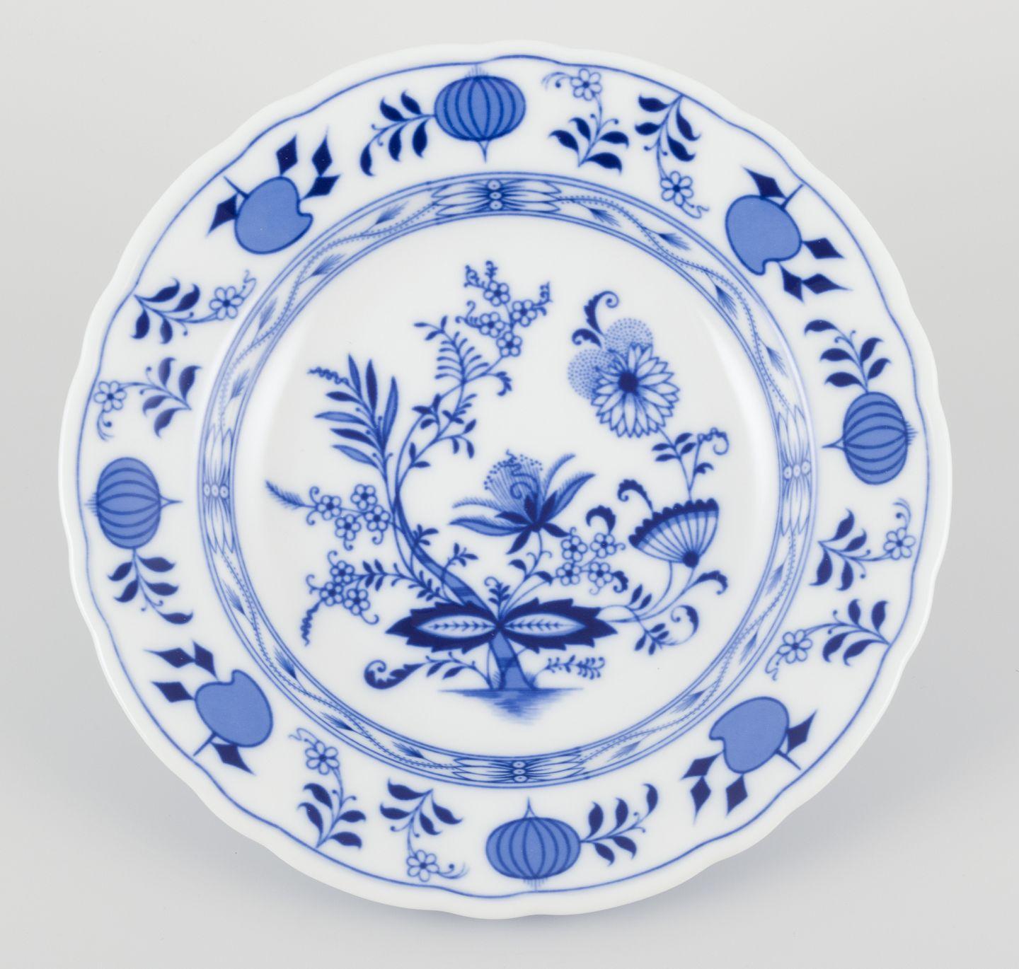 Bavaria, Germany. Set of six deep porcelain plates. Blue Onion pattern. In Excellent Condition For Sale In København, Copenhagen