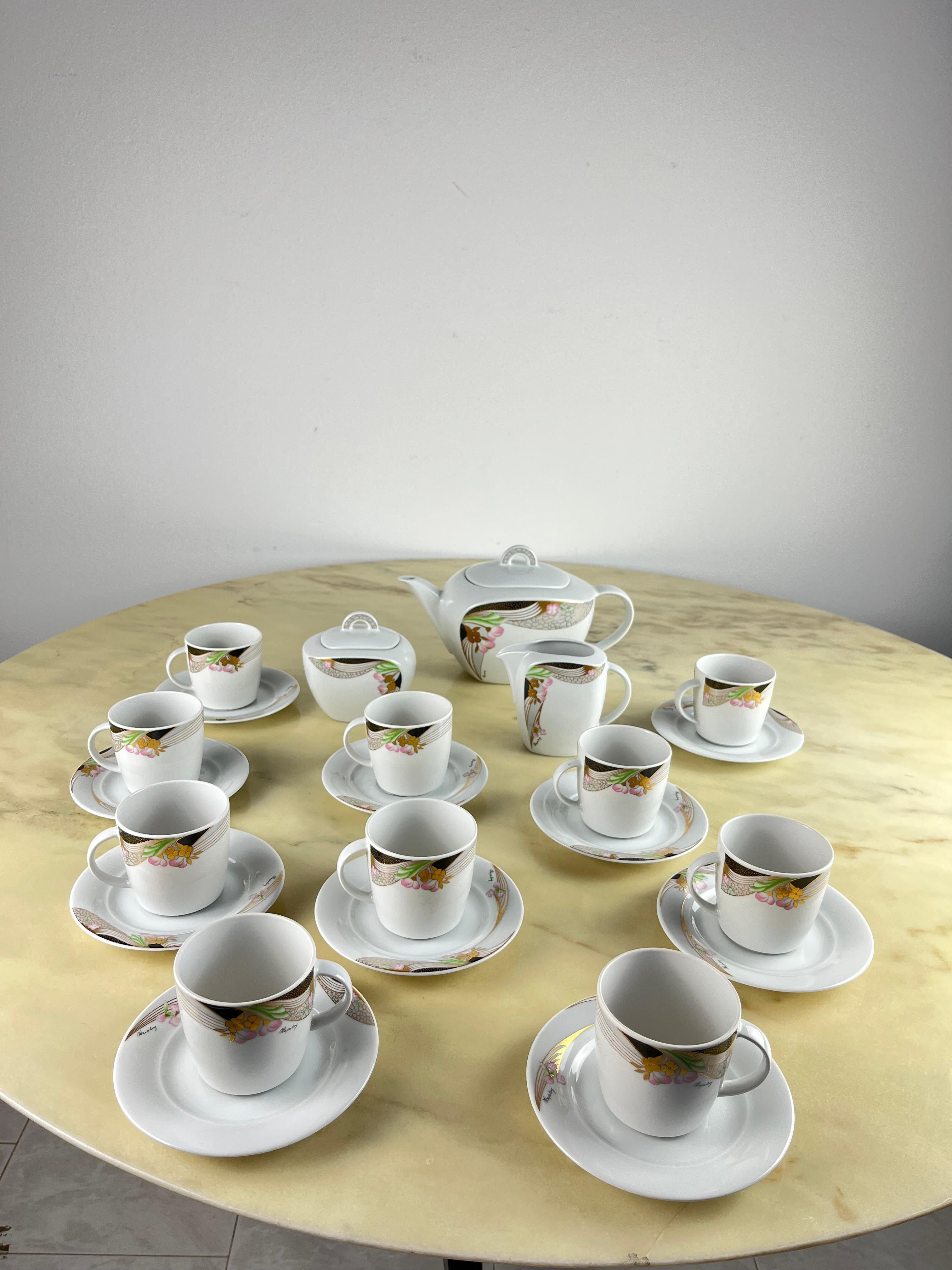 Bavaria Porzellan Teeservice 13-teilig, 80er Jahre
Bestehend aus 10 kompletten Tassen, Teekanne, Milchkännchen und Zuckerdose. Die Teekanne ist 26 cm breit und 16 cm hoch.
Sehr guter Zustand.