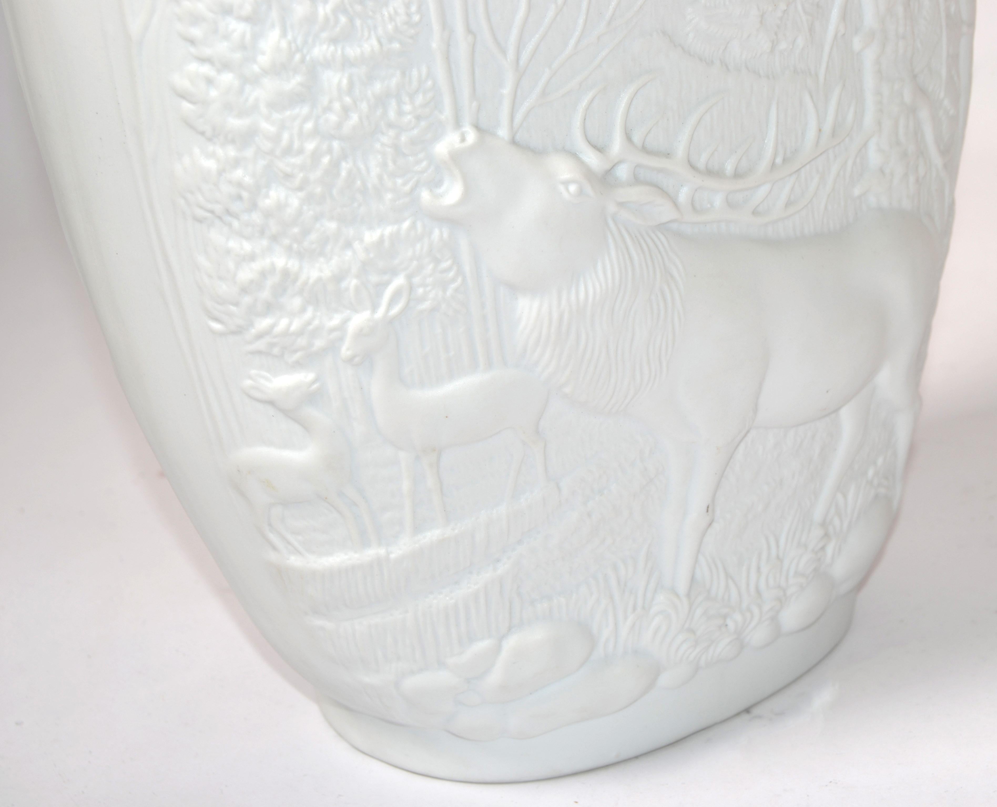 Bavaria Rosenthal White Bisque Flower Vase 2D Forrest Royal Porcelain Germany In Good Condition For Sale In Miami, FL