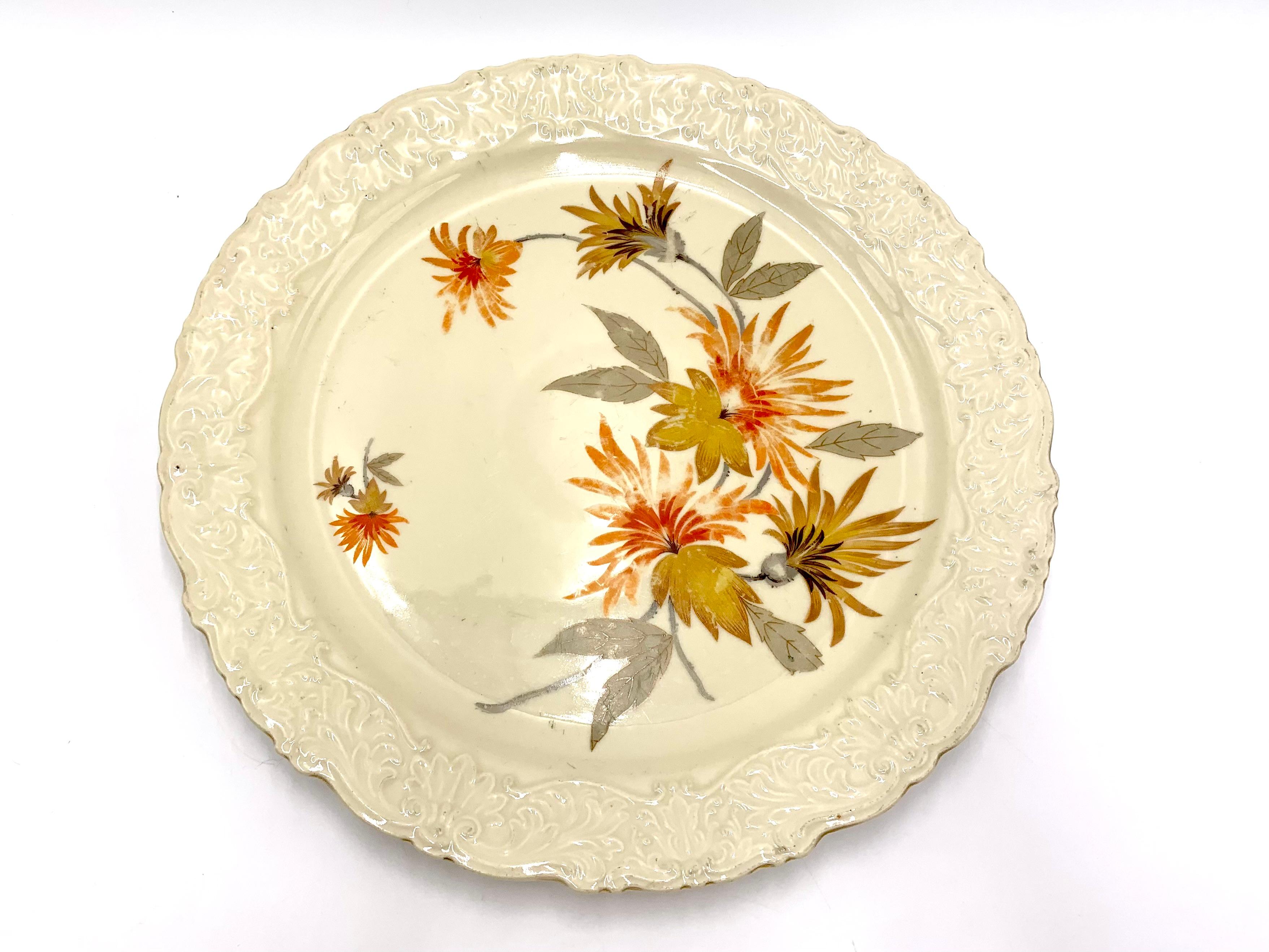 Plat en porcelaine - assiette

Signé Bavaria Schirnding

La marque a été utilisée dans les années 1909-1925.

Abrasions visibles des fleurs et de la dorure, pas de dommages.

Dimensions : hauteur 3 cm, diamètre 31 cm.
