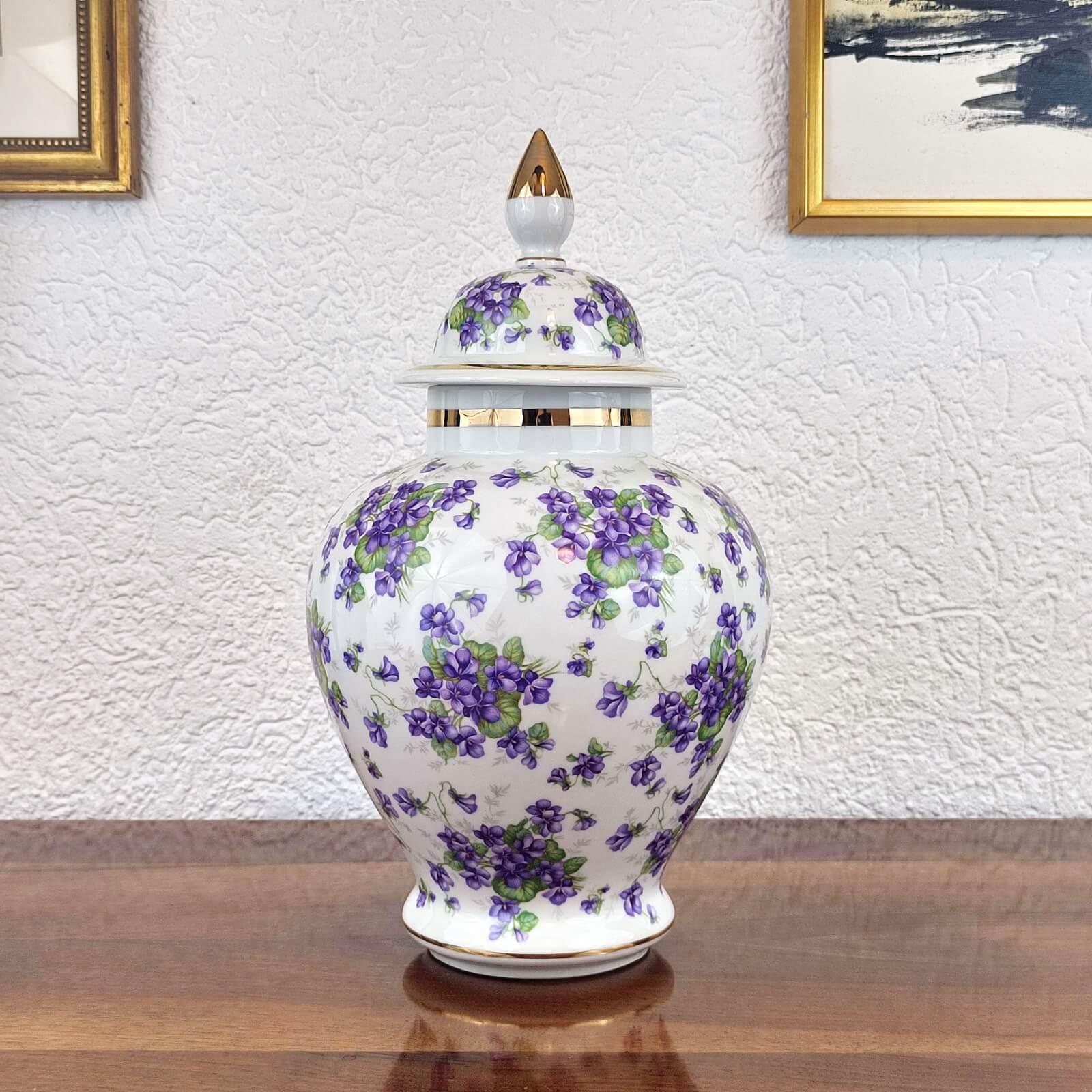 Bavaria Schumann Arzberg lidded urn, 1945
Description:
Rare 1945 porcelain covered jar, decorated with purple bunches of flowers and gilt enhancements. Manufacturer stamp under the bottom.
Creator: Bavaria Schumann Arzberg
Measurements:42 cm
