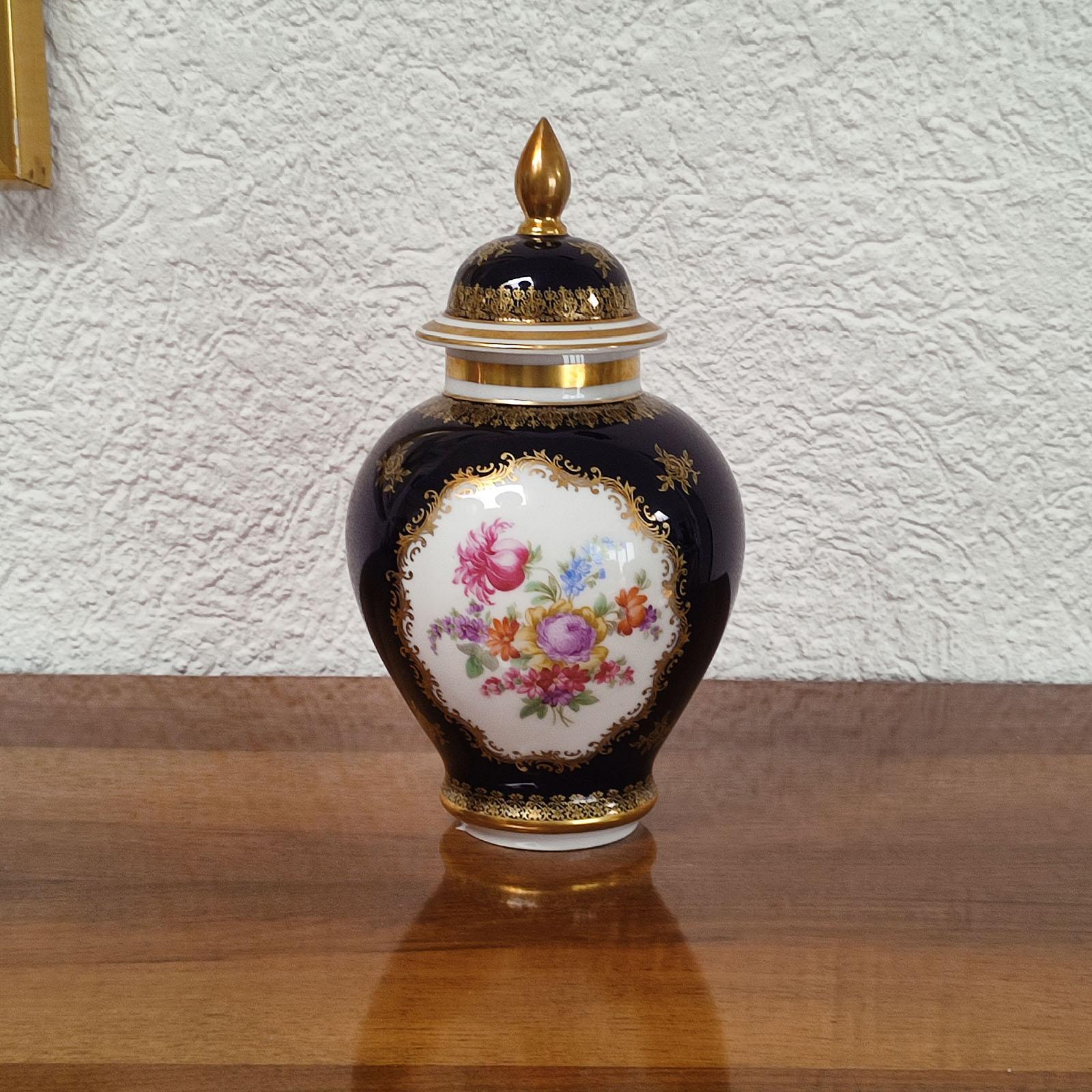 Bavaria Schumann, Kobaltblaues und goldenes Porzellangefäß mit Deckel, Deutschland 1940er Jahre (Handbemalt) im Angebot
