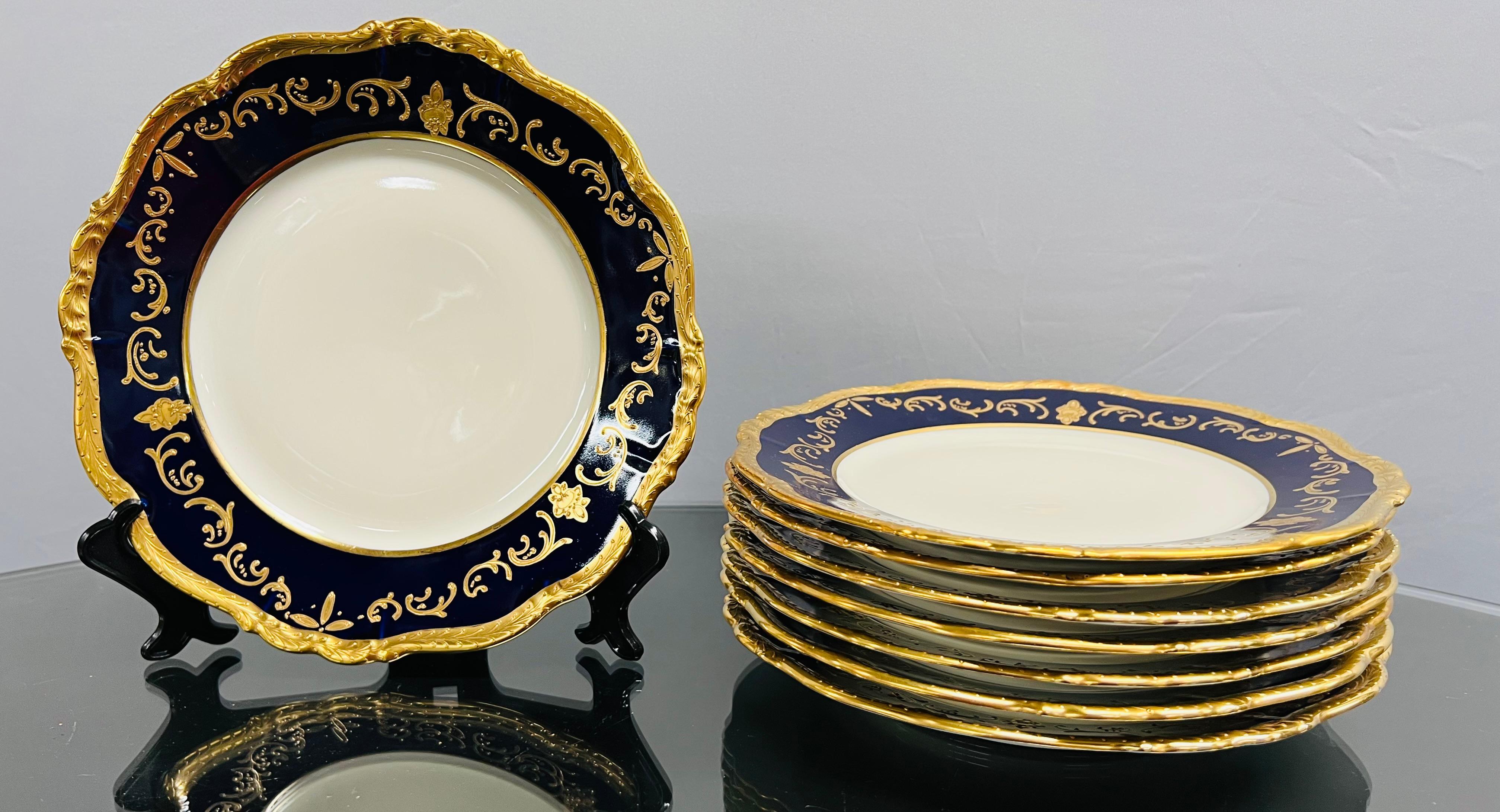 Bavaria Waldershot 22 K Gold Design Porcelain in Cobalt Blue, Set of 69 Pcs In Good Condition In Plainview, NY