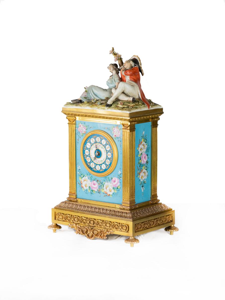 Pendule Baronette en bronze avec mécanisme fonctionnel, très ornée d'un thème traditionnel bavarois en porcelaine de Tiche, décorée de fleurs et surmontée d'un couple assis près d'un arbre. L'homme est un soldat saxon, inspiré des figures de Johann