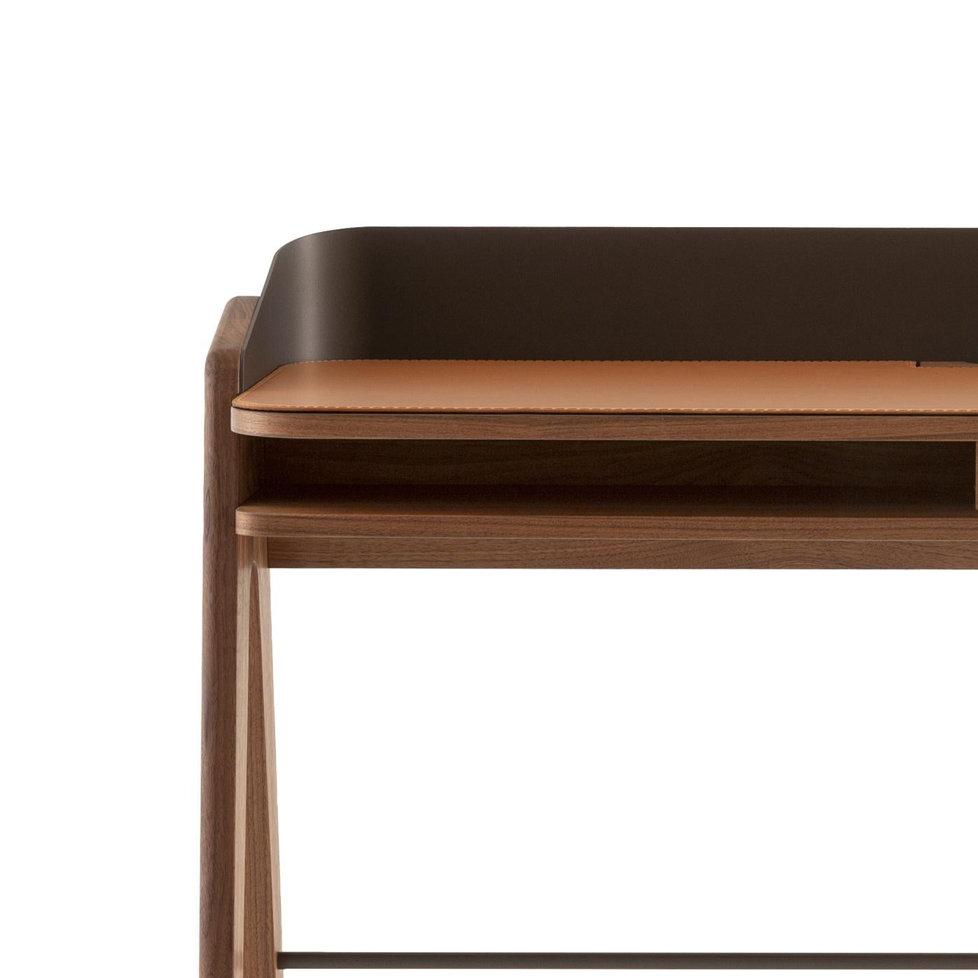 Bavero Cognac Leather Desk with Walnut Legs In New Condition For Sale In Milan, IT