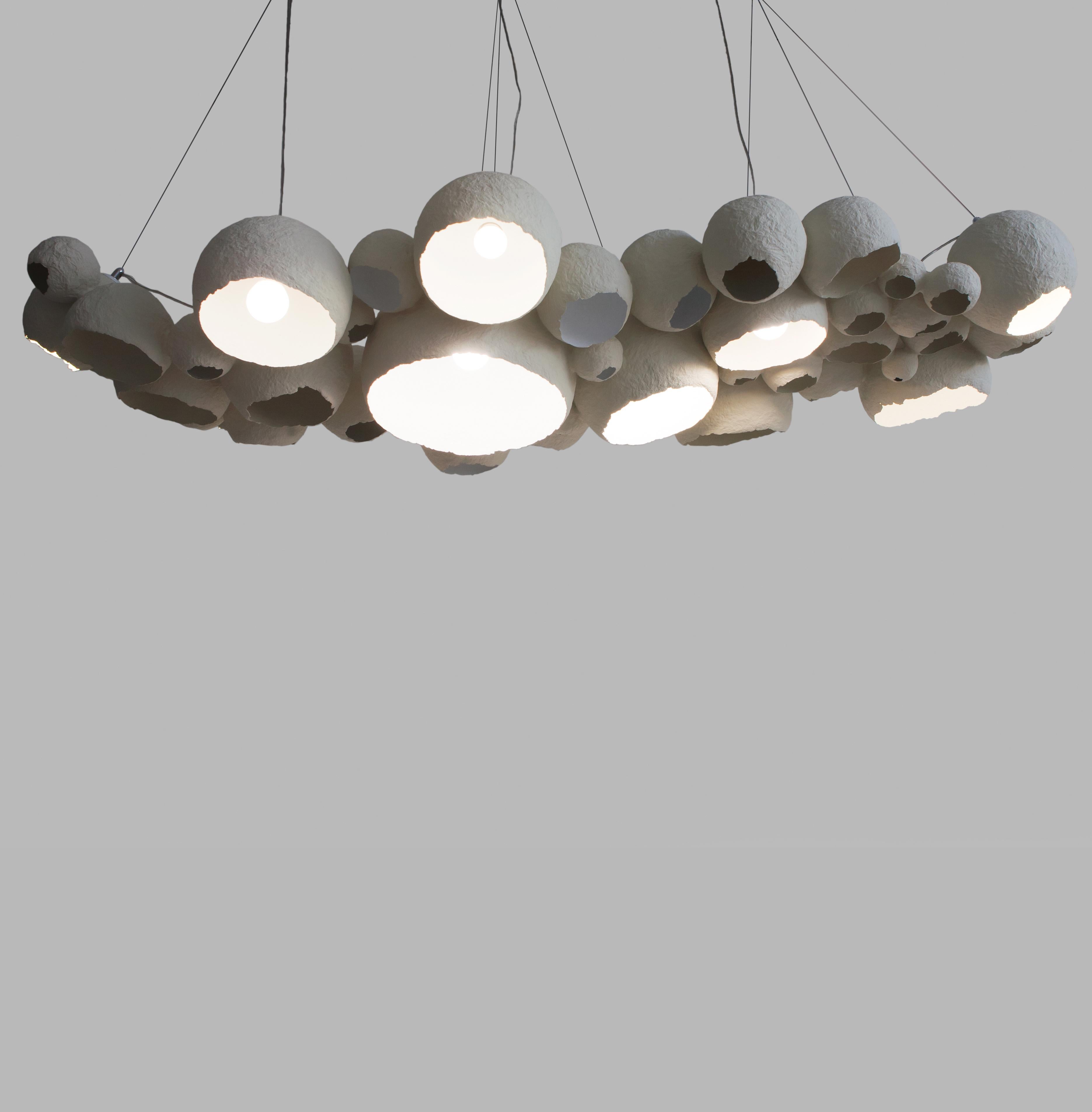 Lampada a sospensione Bavovna L di Yalanzhi Objects
Dimensioni: D 70 x L 160 x H 30 cm. 
Materiali: Cellulosa. 

La cellulosa è un materiale riciclato che un tempo era una foresta. Una finitura di alta qualità e di lunga durata. Rivestimento