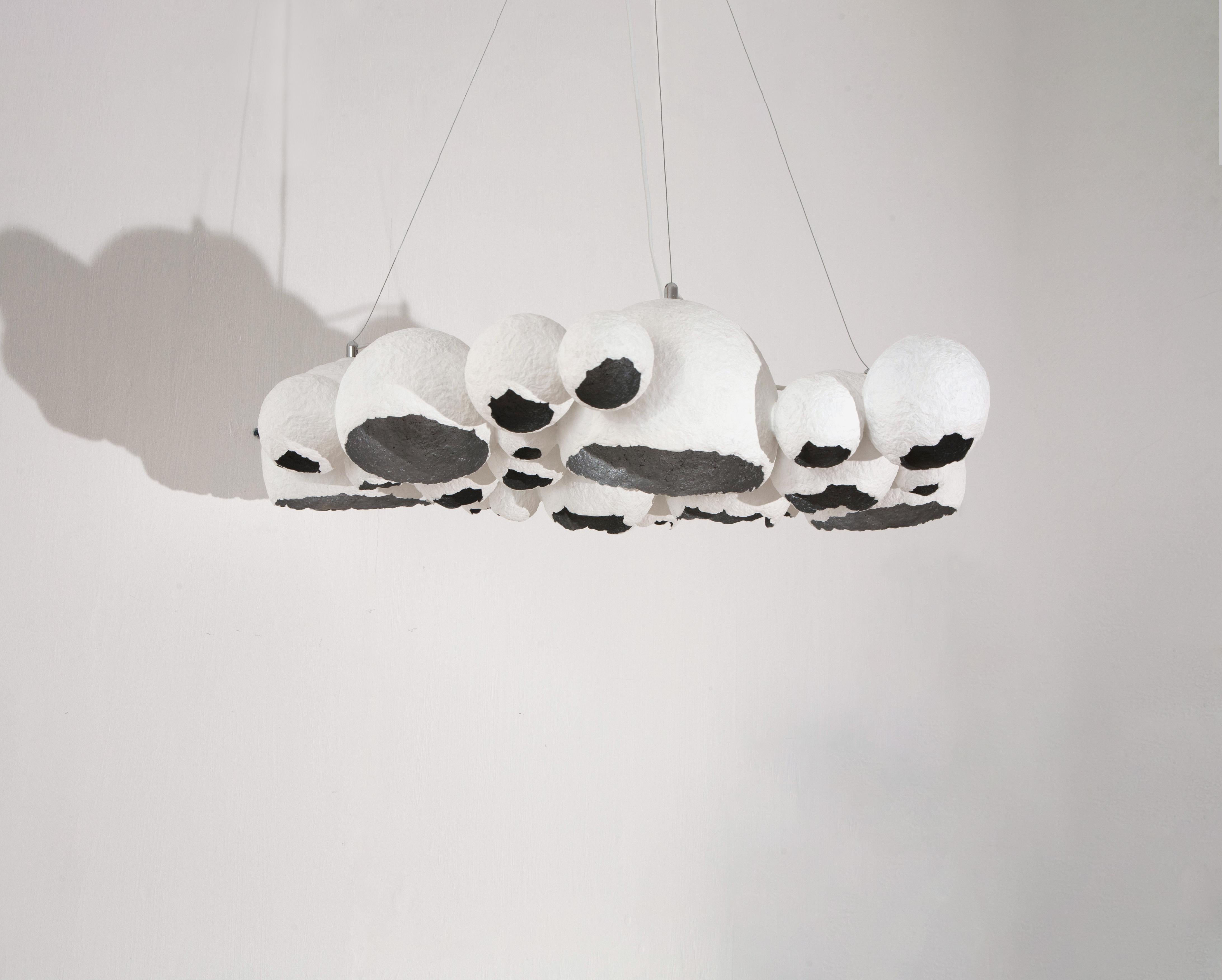 Lampada a sospensione Bavovna S di Yalanzhi Objects
Dimensioni: D 50 x L 80 x H 18 cm. 
Materiali: Cellulosa. 

La cellulosa è un materiale riciclato che un tempo era una foresta. Una finitura di alta qualità e di lunga durata. Rivestimento