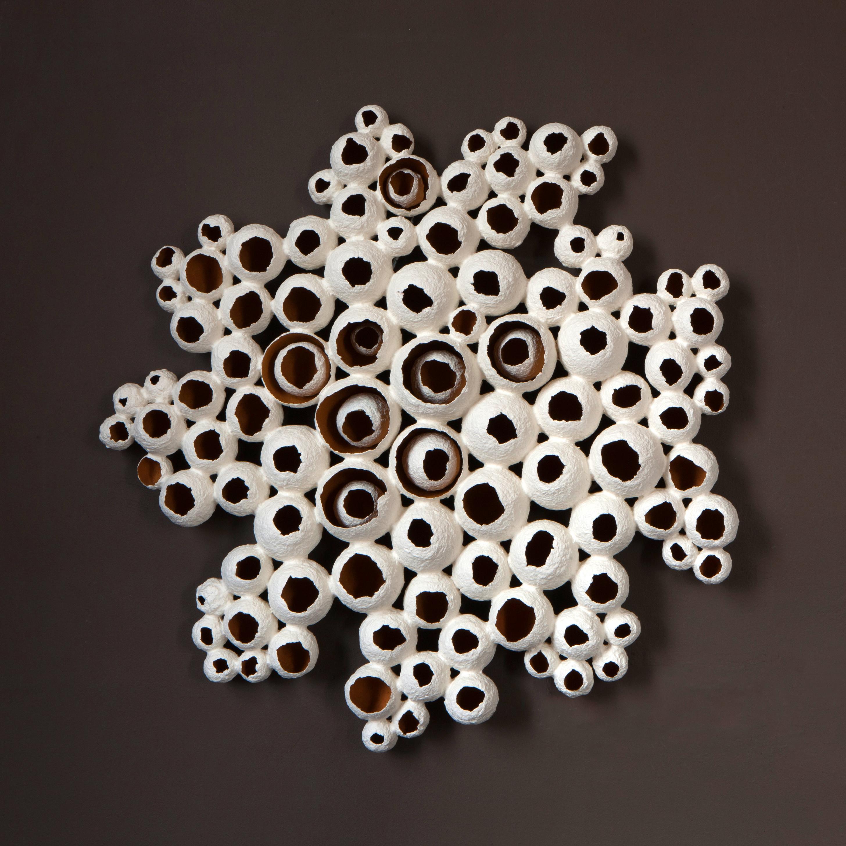 Lámpara panel escultural Bavovna S by Yalanzhi Objects
Dimensiones: P 20 x An 90 x Al 90 cm. 
Materiales: Celulosa. 

La celulosa es un material reciclado que una vez fue bosque. Un acabado duradero y de alta calidad. Recubrimiento altamente