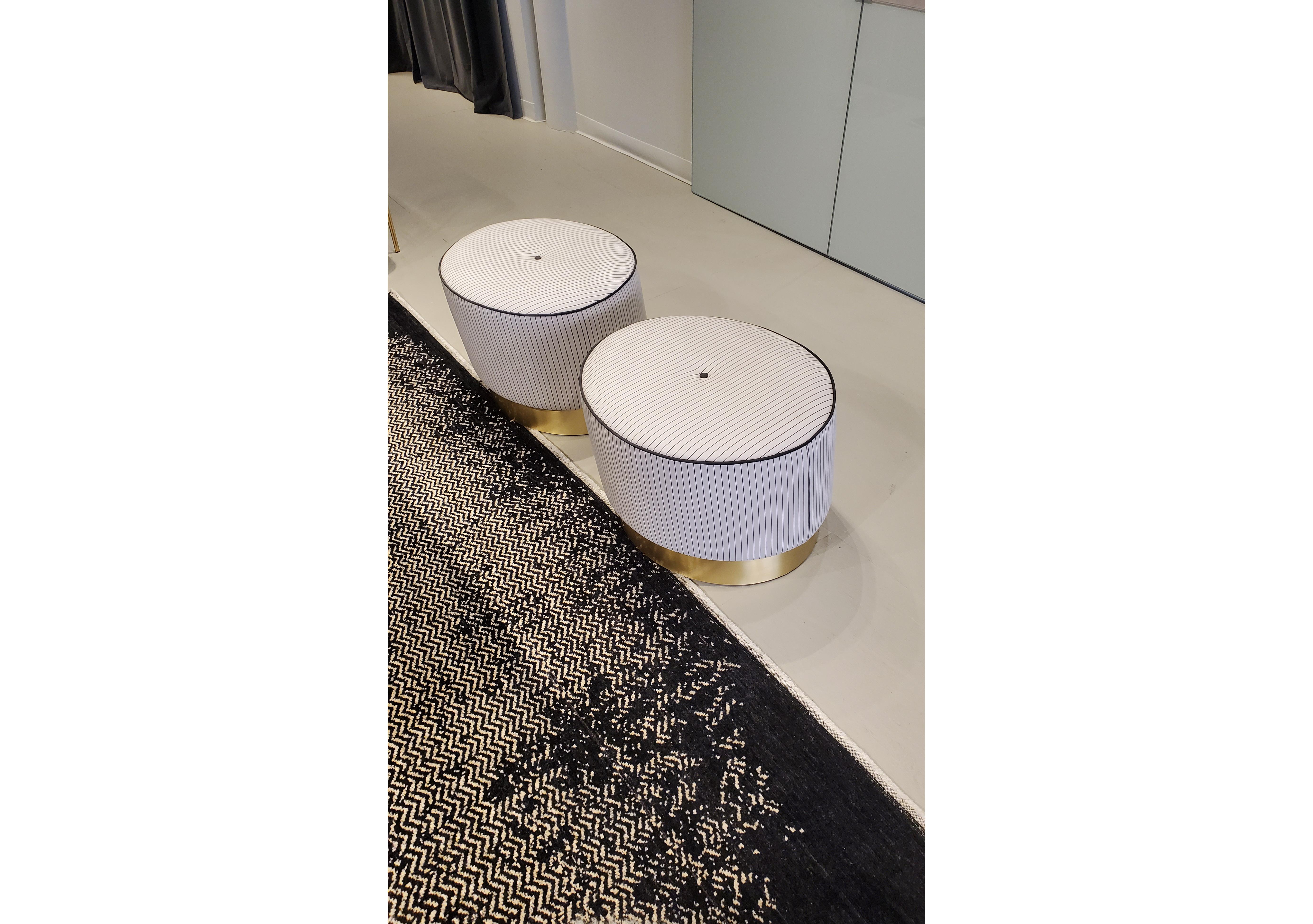 Fabricado en Italia.

Otomana / puf ovalado inclinado con base de latón satinado y cuerpo tapizado en piel de rayas Texture (estampado de seda). Ribete decorativo y botón en cuero negro de Cachemira. Estructura de madera contrachapada de haya.