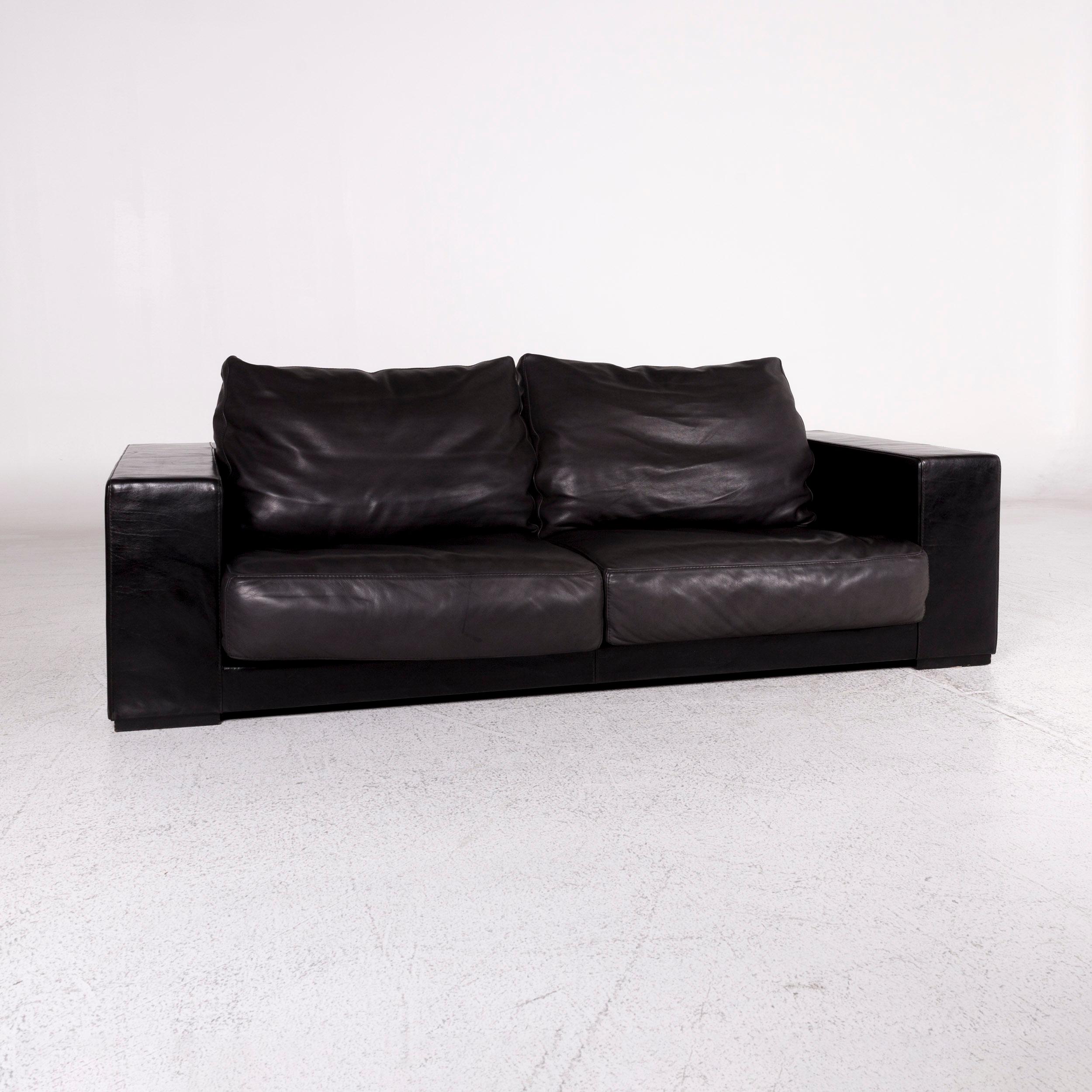 We bring to you a Baxter Budapest leder sofa schwarz Zweisitzer couch.

 Product measurements in centimeters:
 
Depth: 117
Width: 241
Height: 83
Seat-height: 37
Rest-height: 61
Seat-depth: 58
Seat-width: 187
Back-height: 47.

 