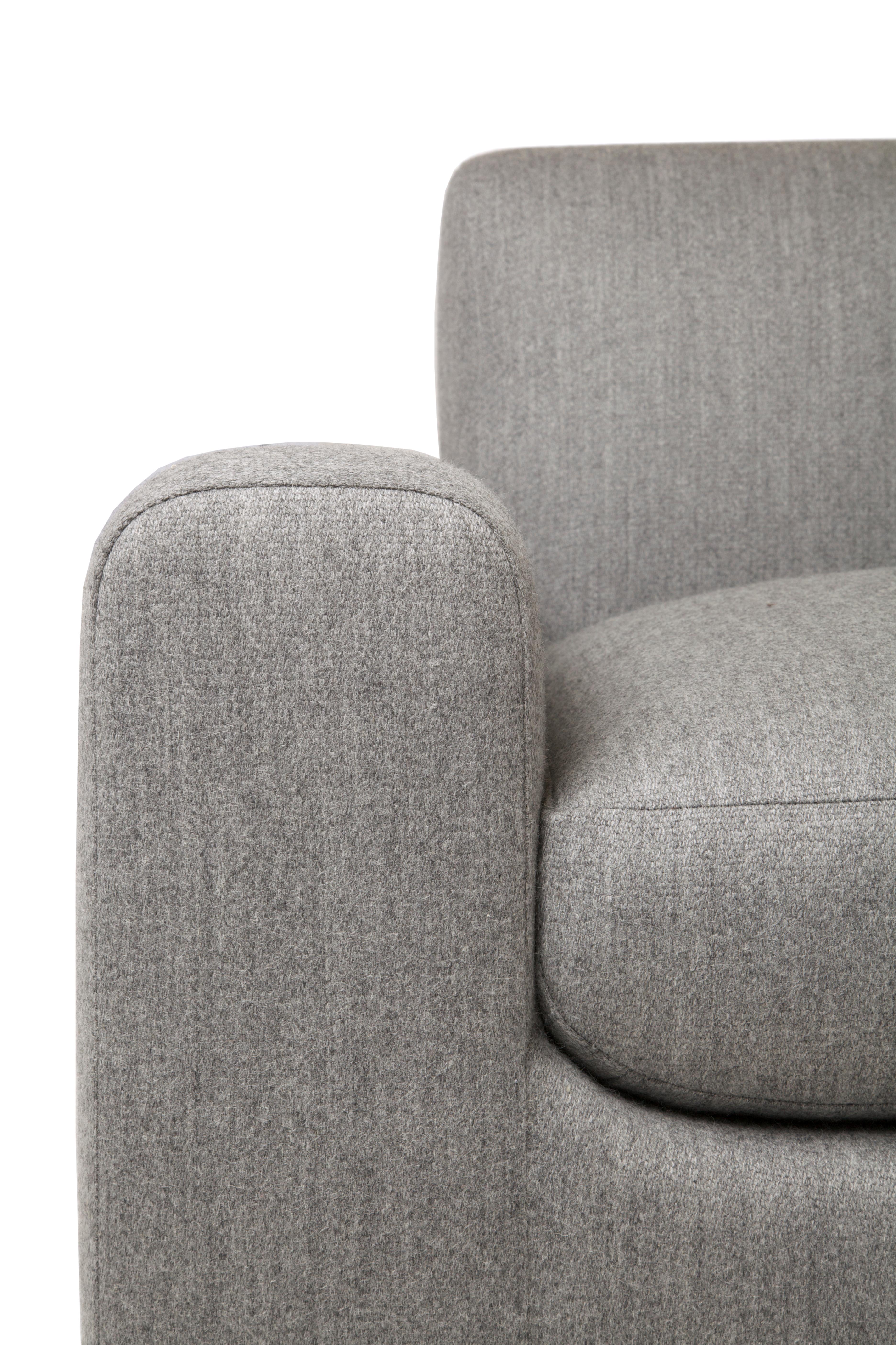 Cette chaise sexy et nostalgique est sensuellement moderne avec des courbes bien définies mais pas exagérées qui crient la folie vintage. Le minimalisme subtil et discret est un hommage à l'âge d'or du design du milieu du XXe siècle, où la