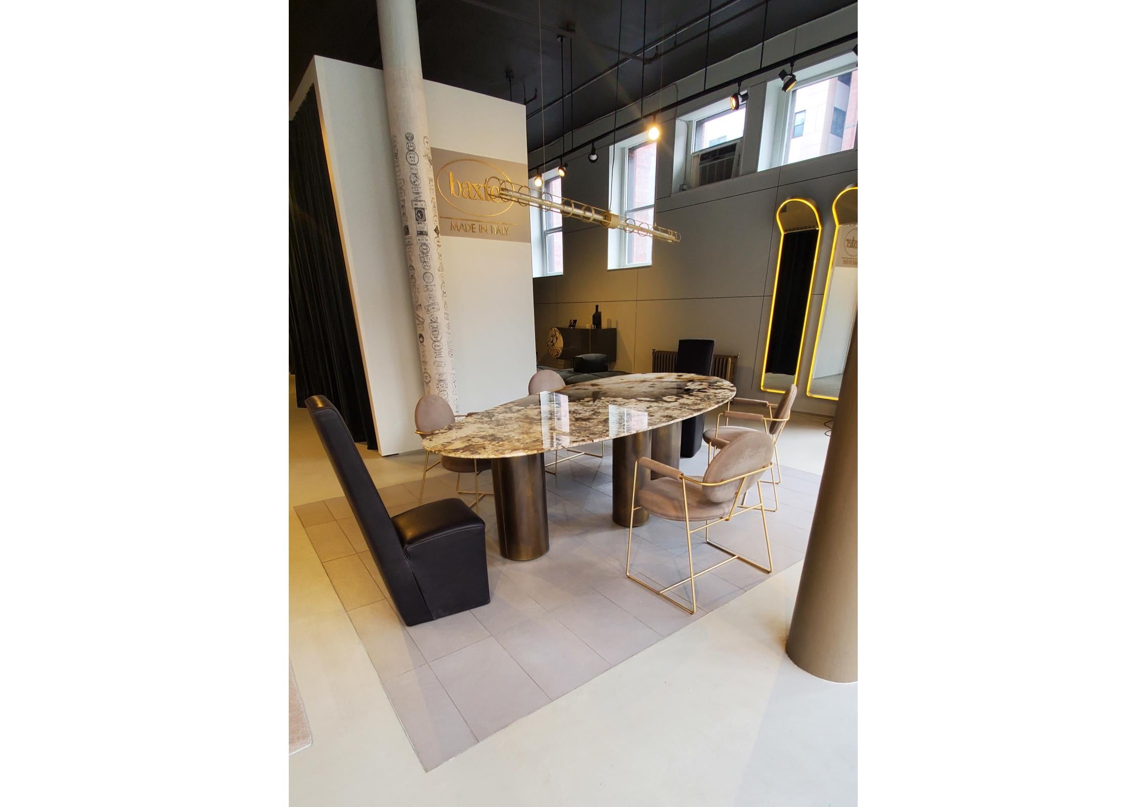 italien Table Baxter Lagos avec plateau en granit Patagonia et pieds en laiton vieilli