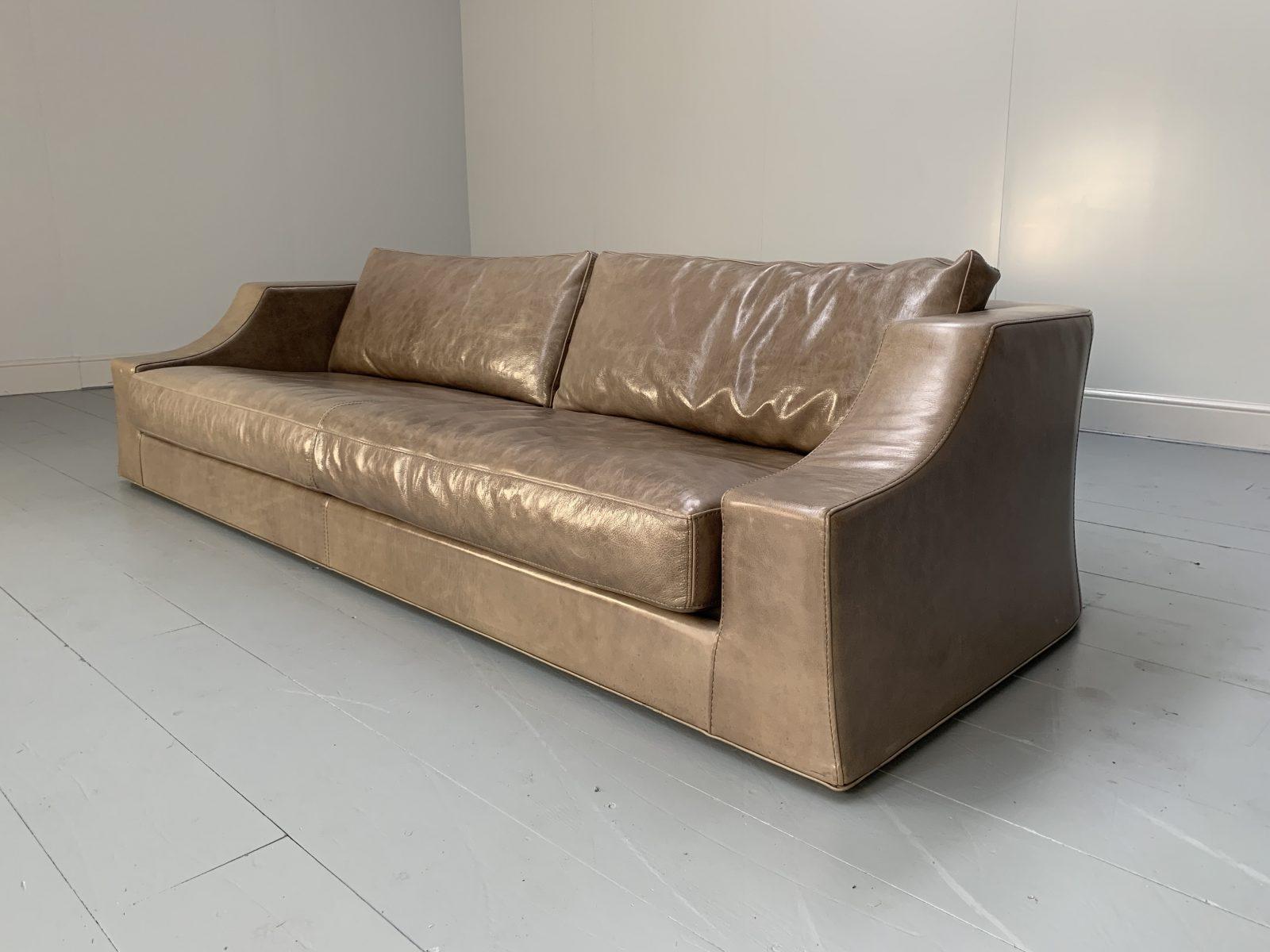 Voici un spectaculaire et rare canapé 4 places de la maison de meubles italienne de renommée mondiale Baxter, habillé d'un sublime cuir crème 
