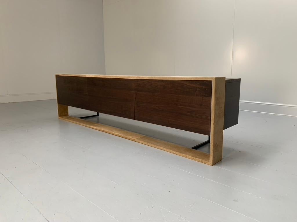 Nous vous proposons ici un spectaculaire et rare meuble multimédia 