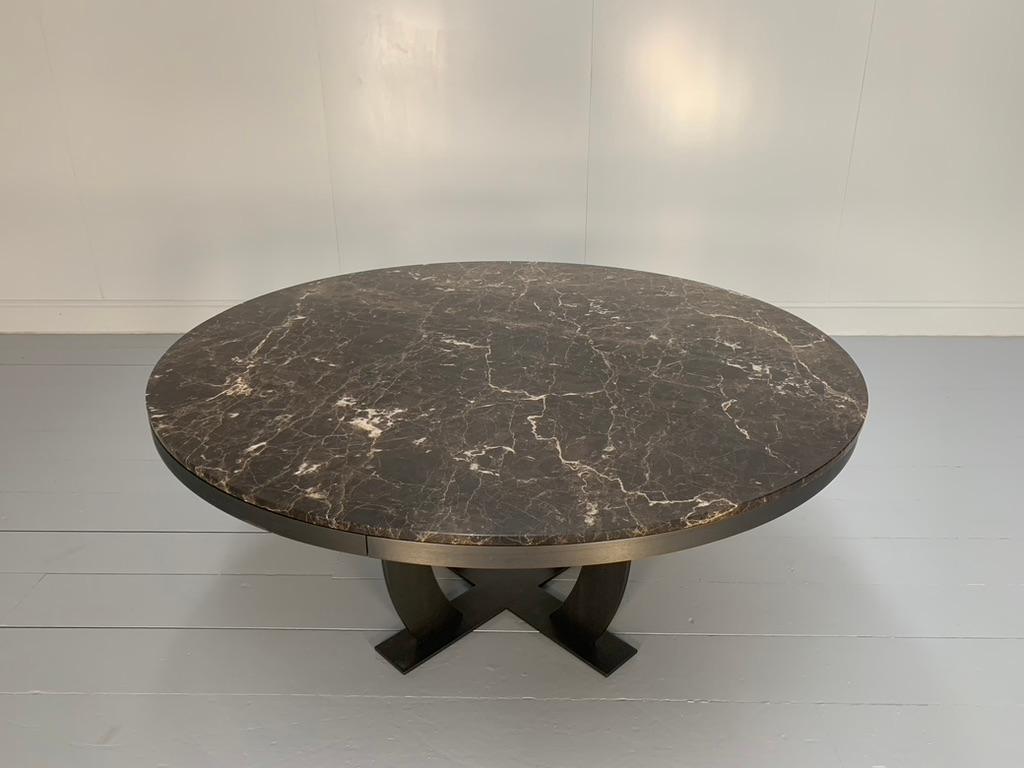 L'offre porte sur une spectaculaire et rare table de salle à manger ronde 
