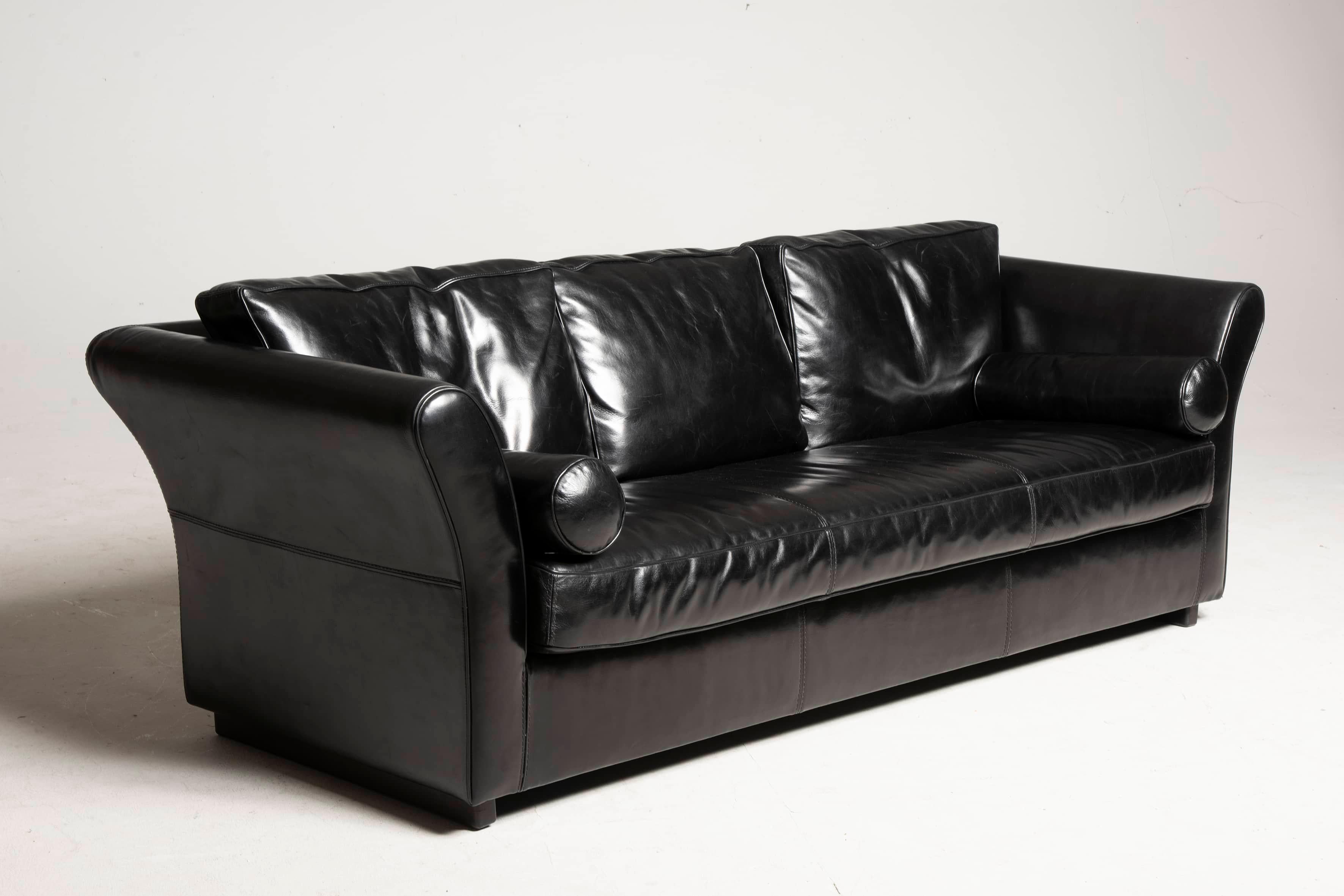 Baxter Sofa 2000s verwendet, aber in einwandfreiem Zustand (keine Schnitte oder Risse im Leder) Modell Diner. Das Sofa ist aus glänzendem schwarzem Leder. Die beiden Kissen sind im Preis inbegriffen. Er begrüßt Dreisitzer. Größe 230 cm x 97 cm, H 68