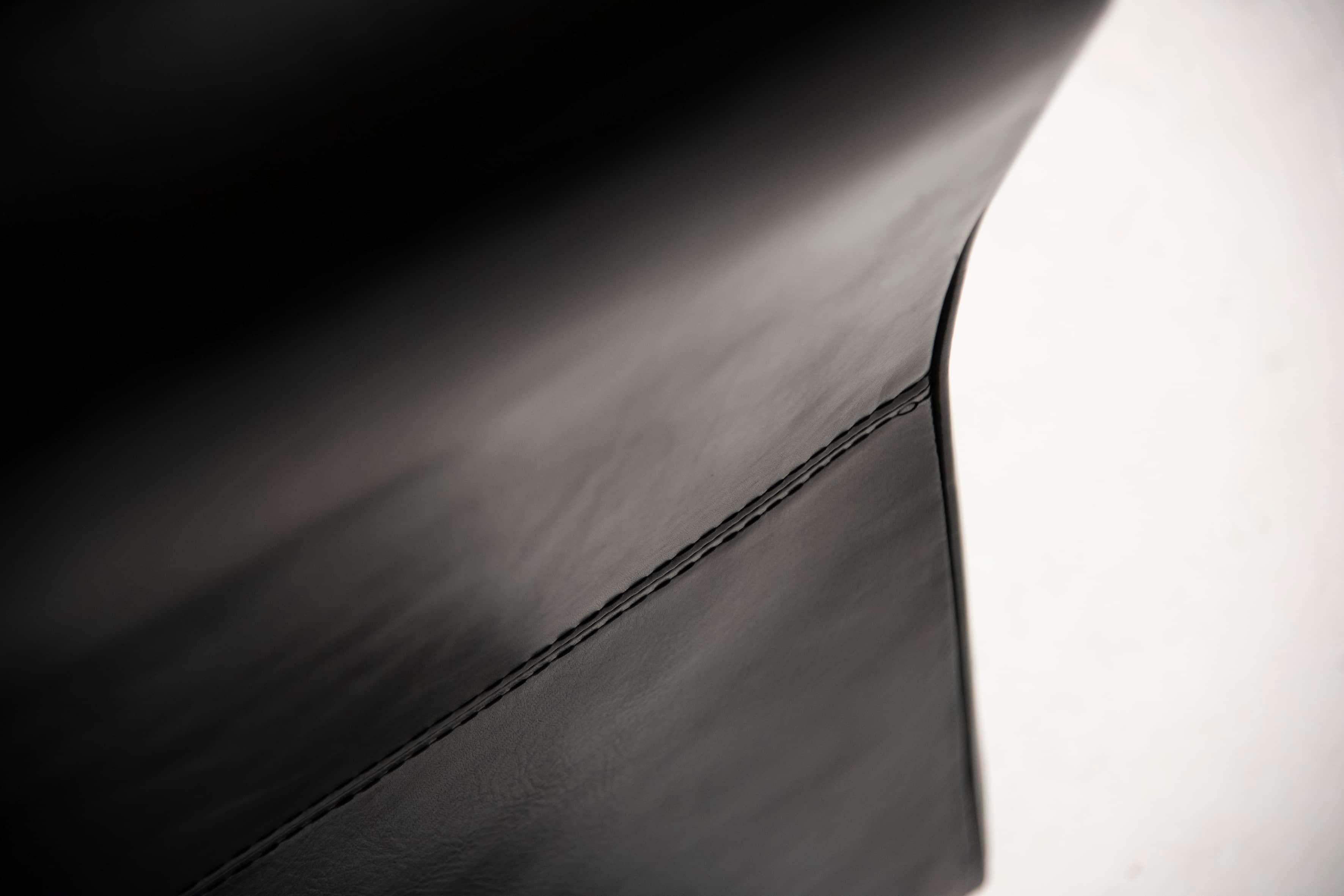 Baxter Sofa Schwarzes poliertes Leder Dreisitzer-Esszimmer-Modell aus Leder im Angebot 3