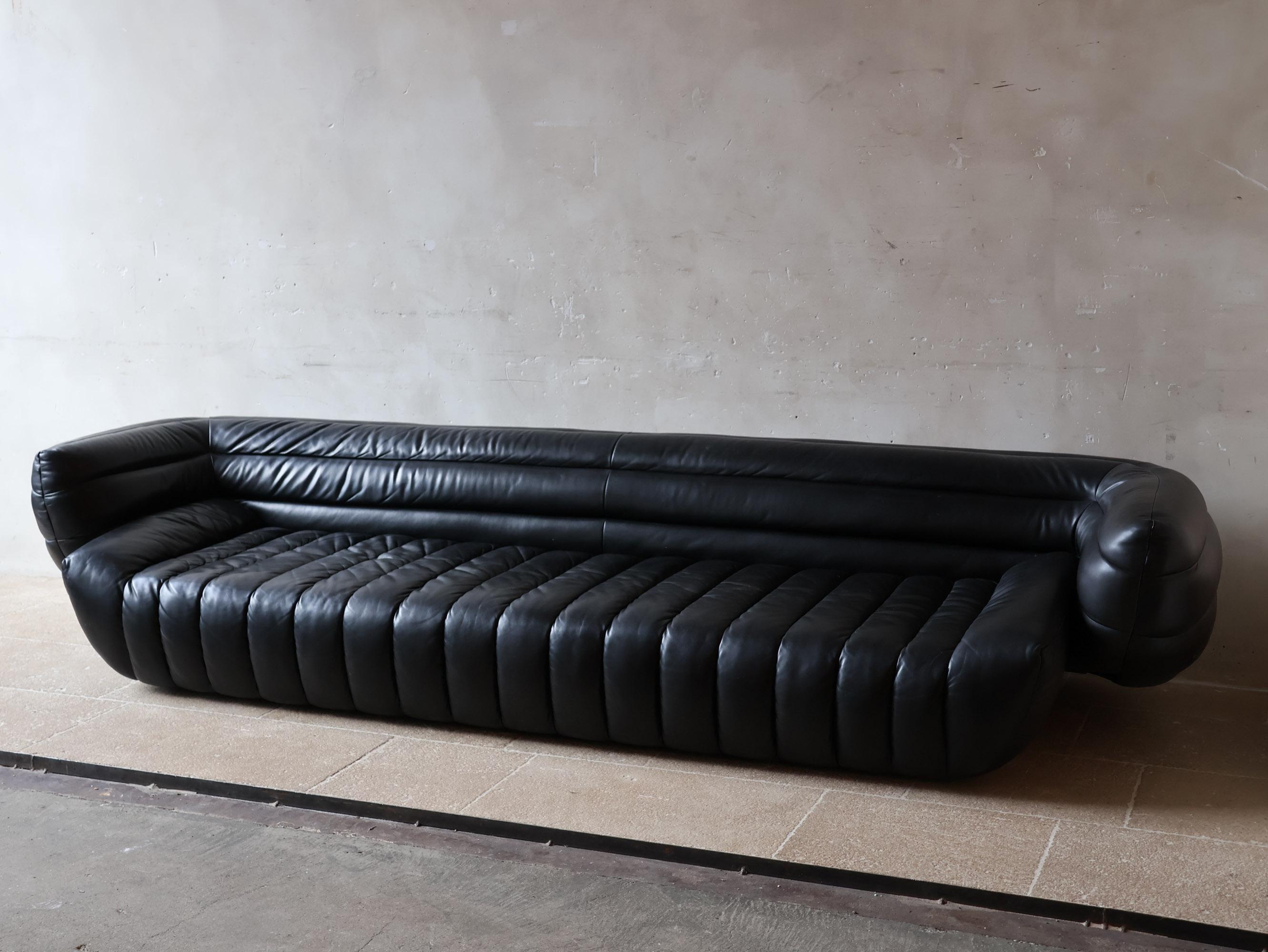 Esclusivo e spazioso divano Baxter Tactile, disegnato da Vincenzo De Cotiis (2014). Rivestito in morbida e lussuosa pelle nera (solitamente della categoria 
