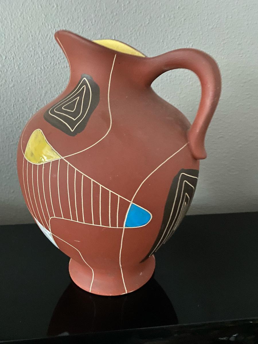 A stunning and rare Bay Keramik floor vase finished with renowned designer Bodo Mans's 'Brasil' décor (1958).
BODO MANS was born in 1935. From 1949 to 1951 he apprenticed as a window dresser and a decorative painter. He next trained as a graphic