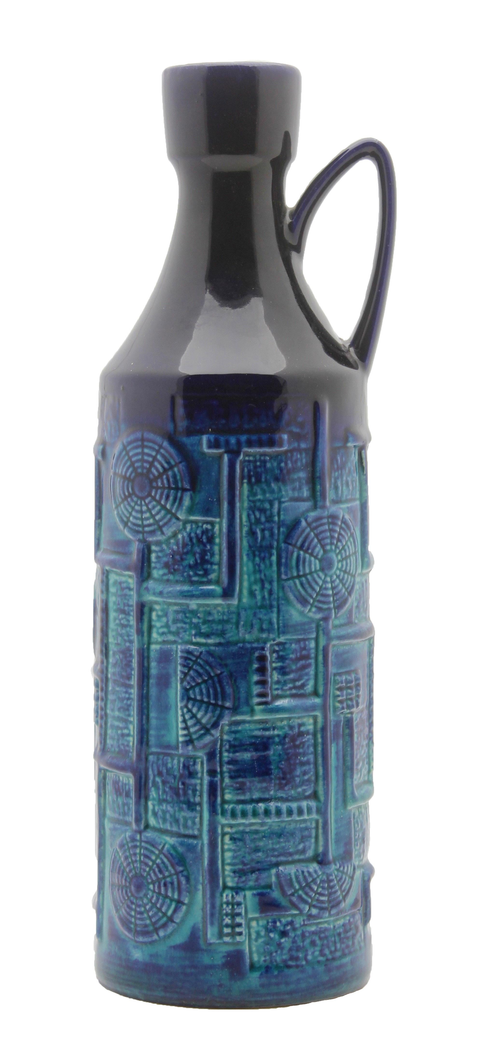 Beautiful bay ceramic pitcher. Dark and light blue glaze over geometrical patterns.
Inspired by the famous Bitossi Rimini.
Created and designed by Bodo Mans.
Bottom marks say: BAY W.-GERMANY 257-35 / 260-20
Excellent condition. No