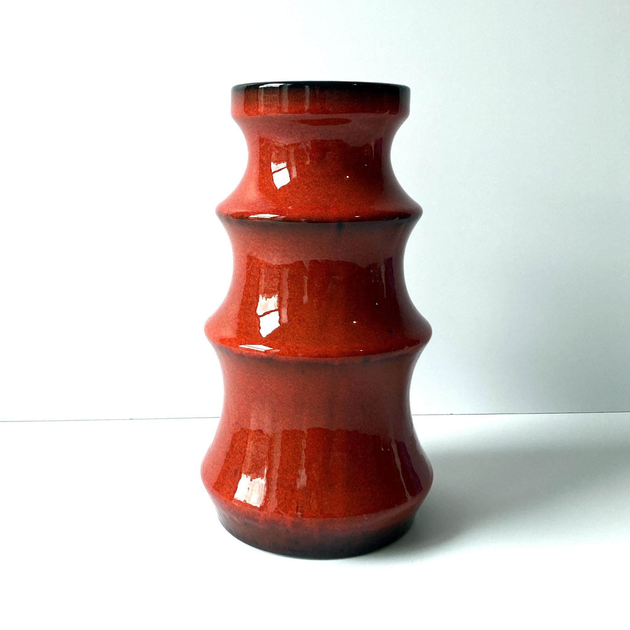 Mid-Century moderno Vaso a strati di Bay Keramik rosso fuoco, anni '60 in vendita
