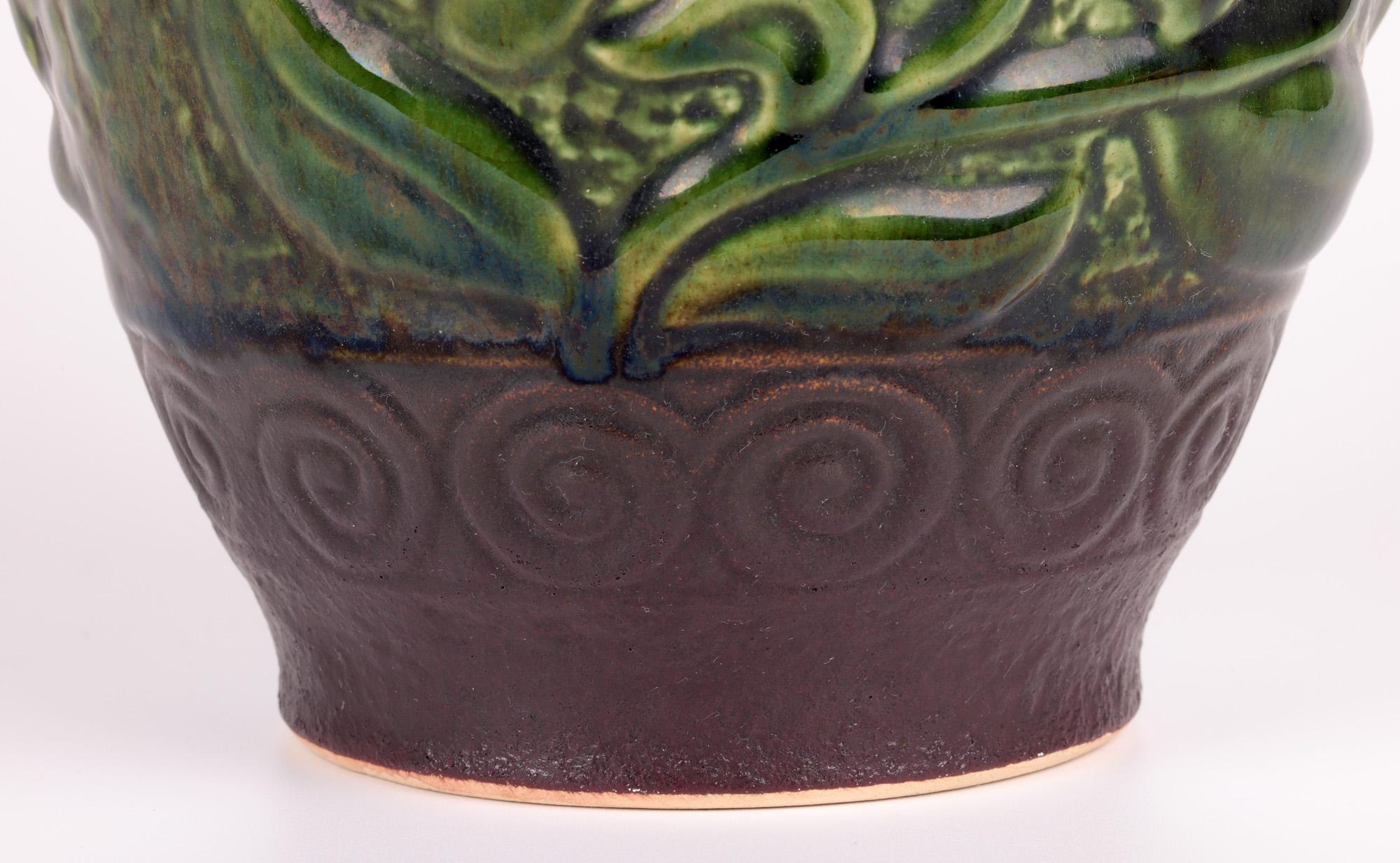 Bay Keramik Jarrón alemán de cerámica moldeada con motivos florales de mediados de siglo Alemán en venta