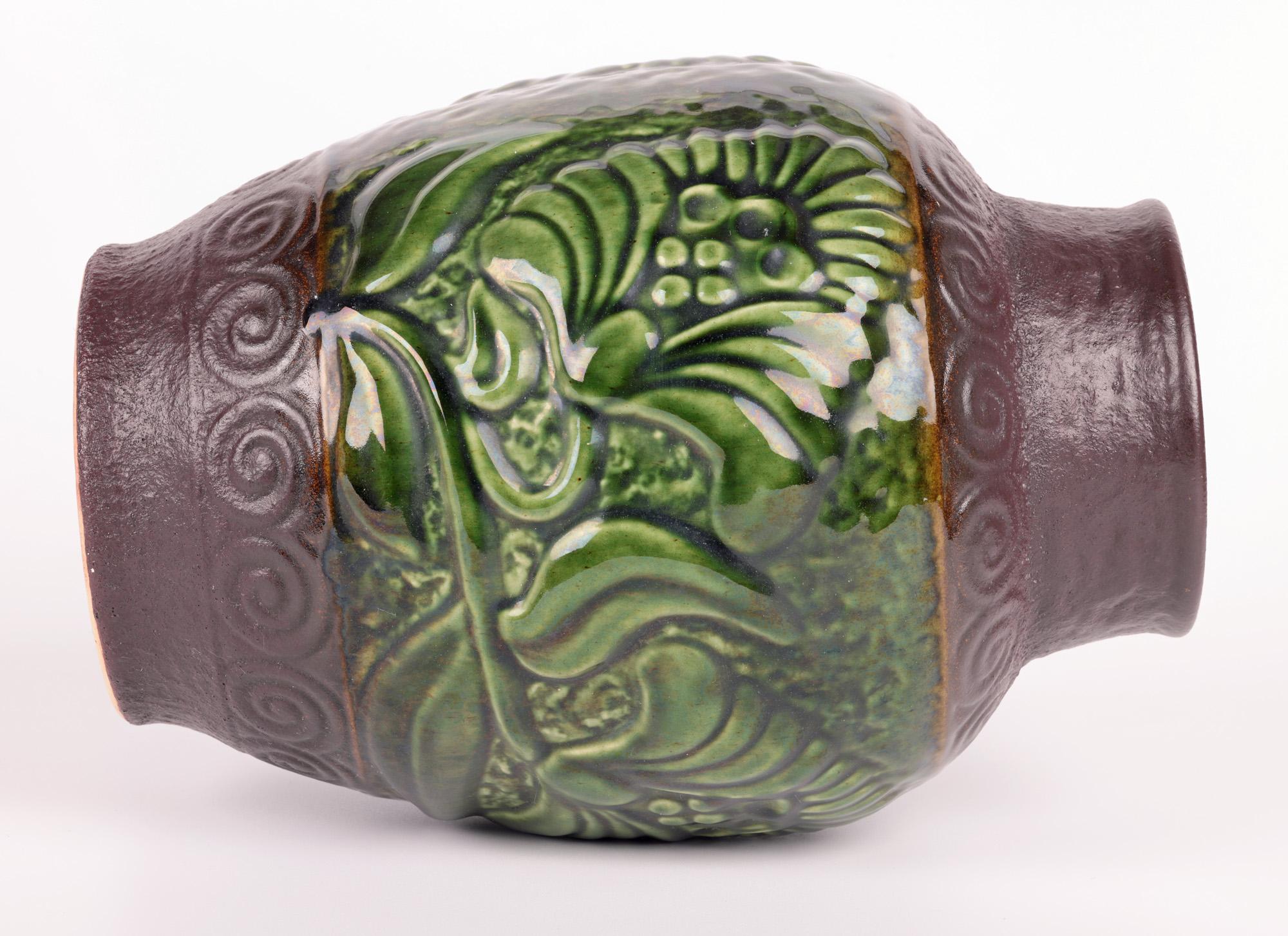 Bay Keramik Jarrón alemán de cerámica moldeada con motivos florales de mediados de siglo siglo XX en venta