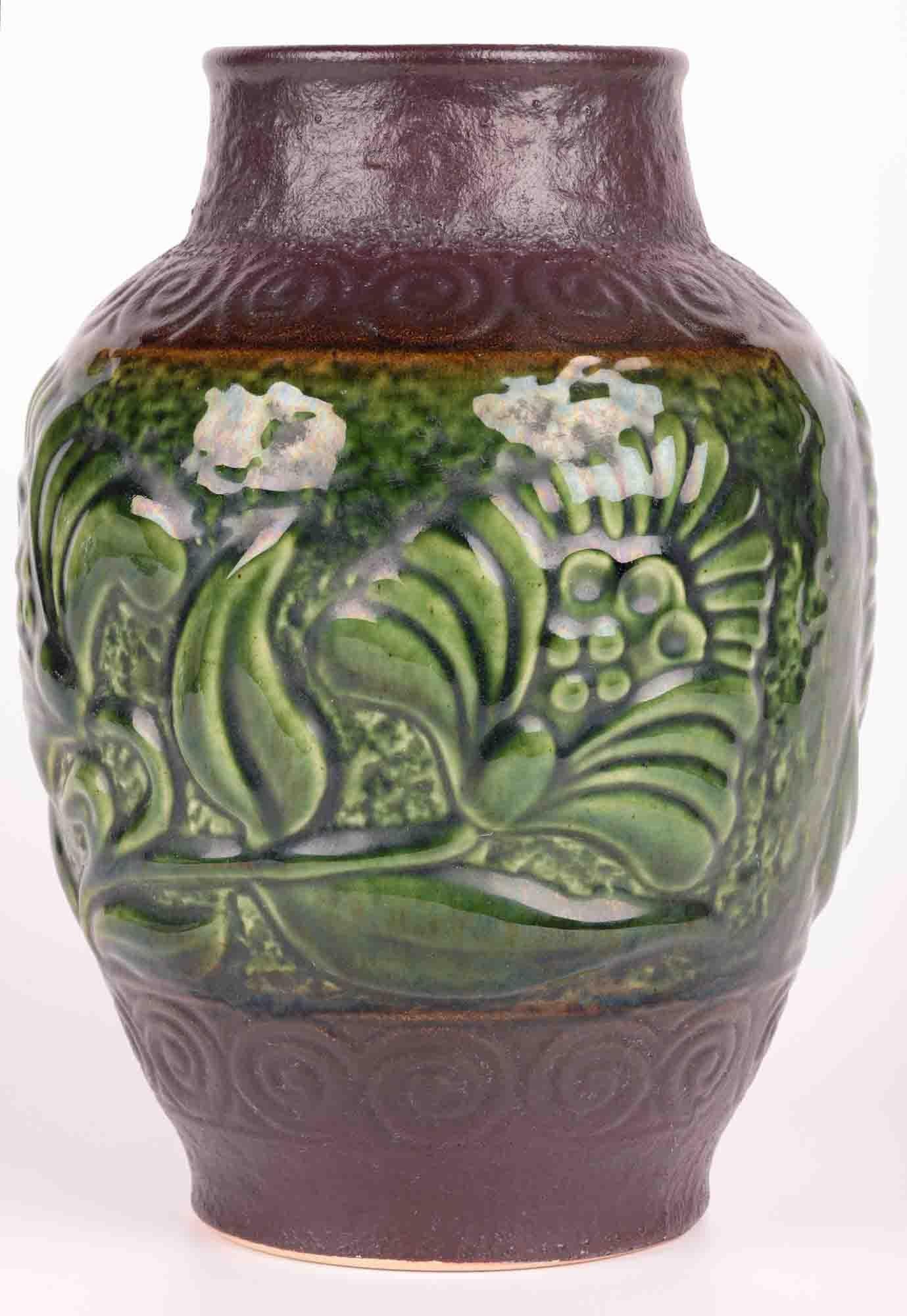 Bay Keramik Jarrón alemán de cerámica moldeada con motivos florales de mediados de siglo Cerámico en venta