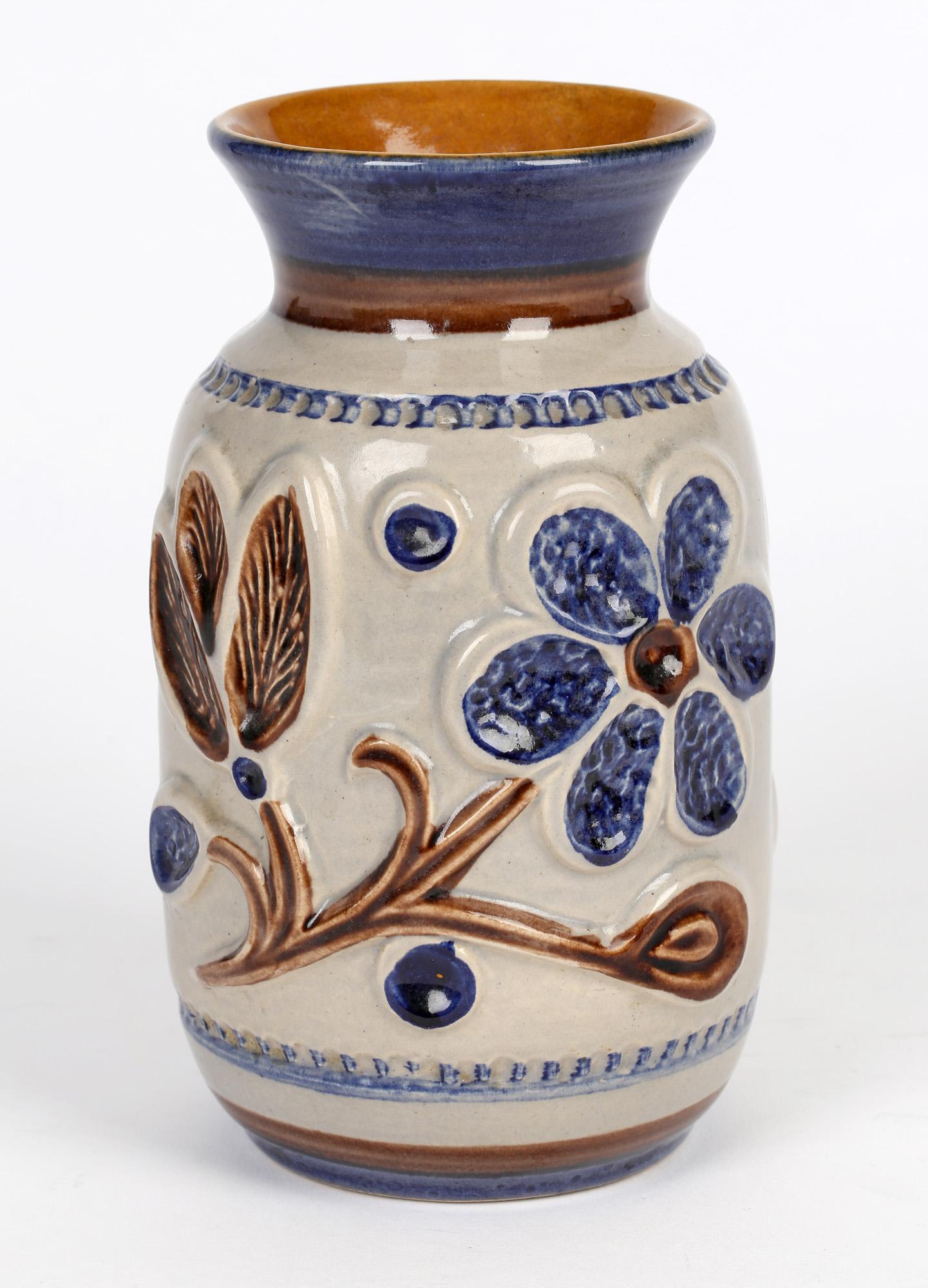 Vase en poterie d'art du milieu de siècle de l'Allemagne de l'Ouest avec moitif floral, Bay Keramik en vente 2