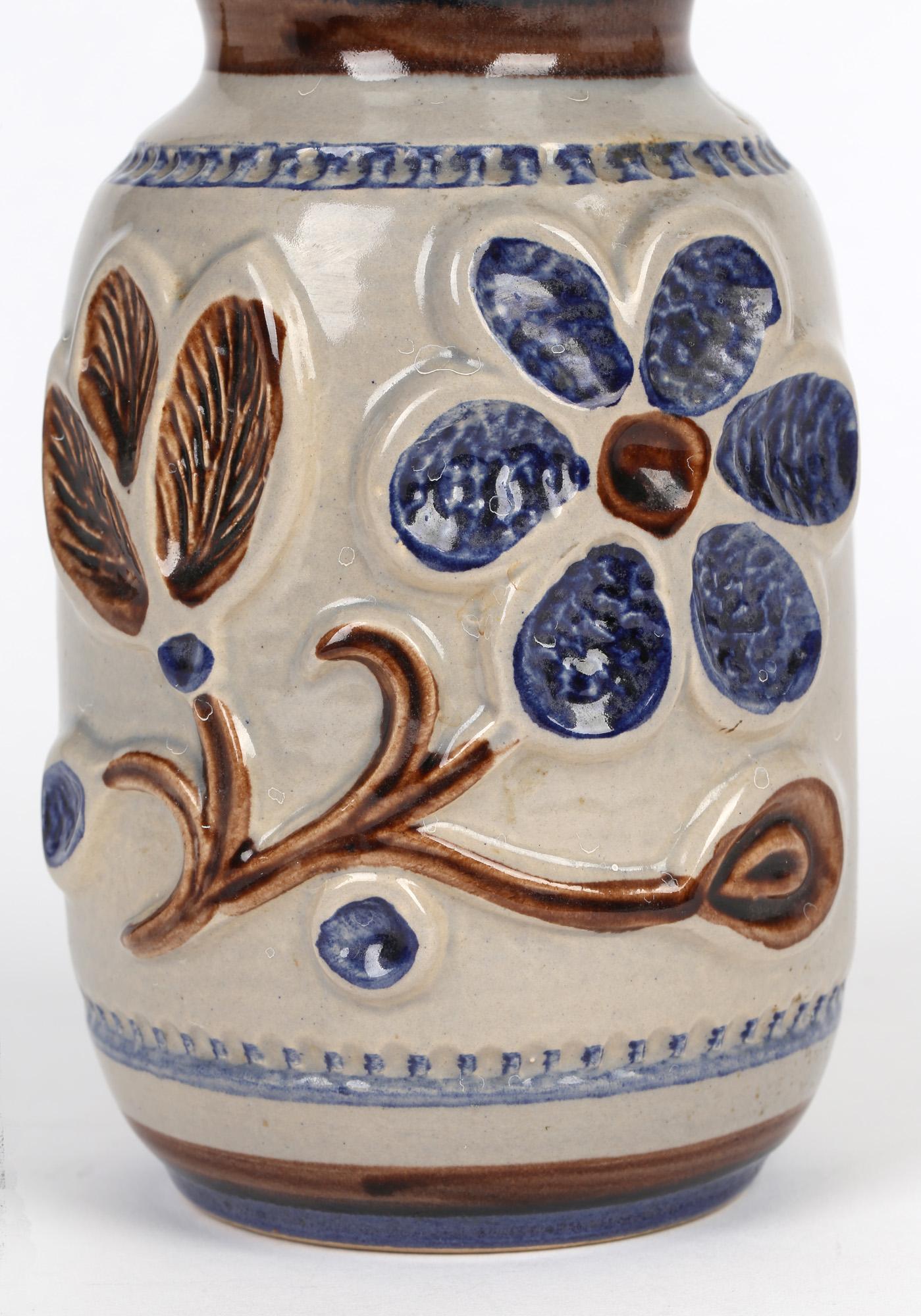 Vase en poterie d'art du milieu de siècle de l'Allemagne de l'Ouest avec moitif floral, Bay Keramik en vente 3