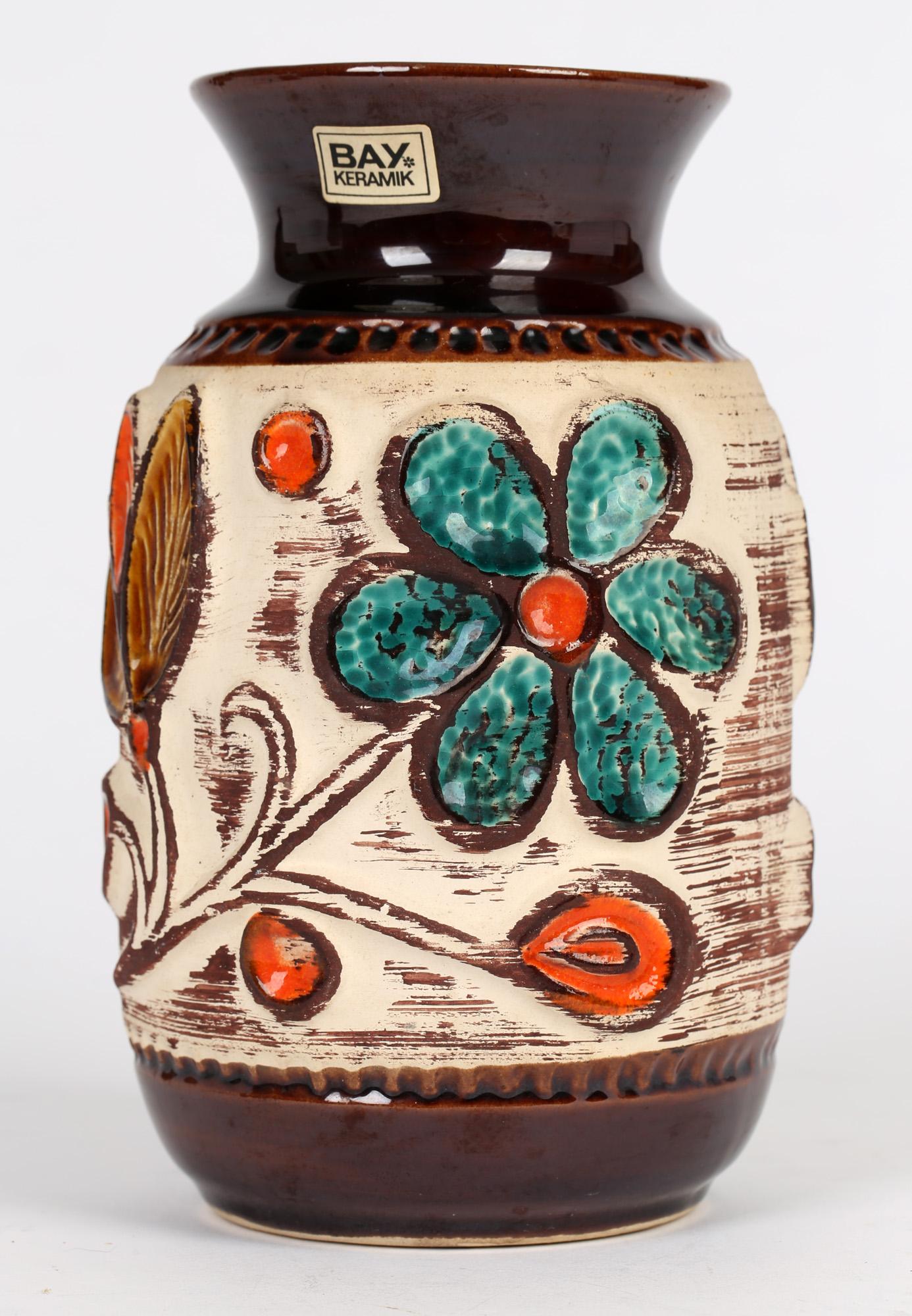 Vase en poterie d'art du milieu de siècle de l'Allemagne de l'Ouest avec moitif floral, Bay Keramik en vente 4