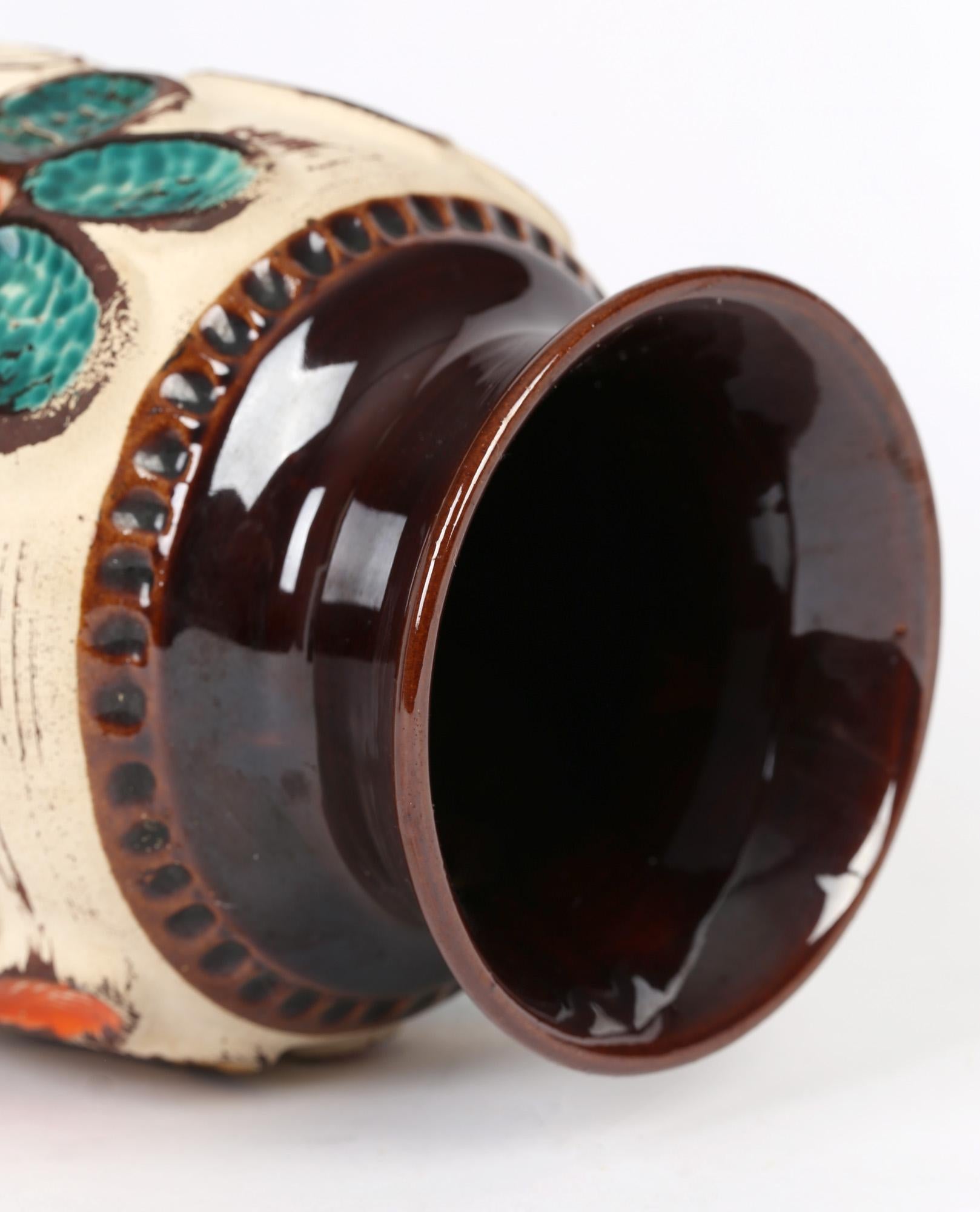 Allemand Vase en poterie d'art du milieu de siècle de l'Allemagne de l'Ouest avec moitif floral, Bay Keramik en vente