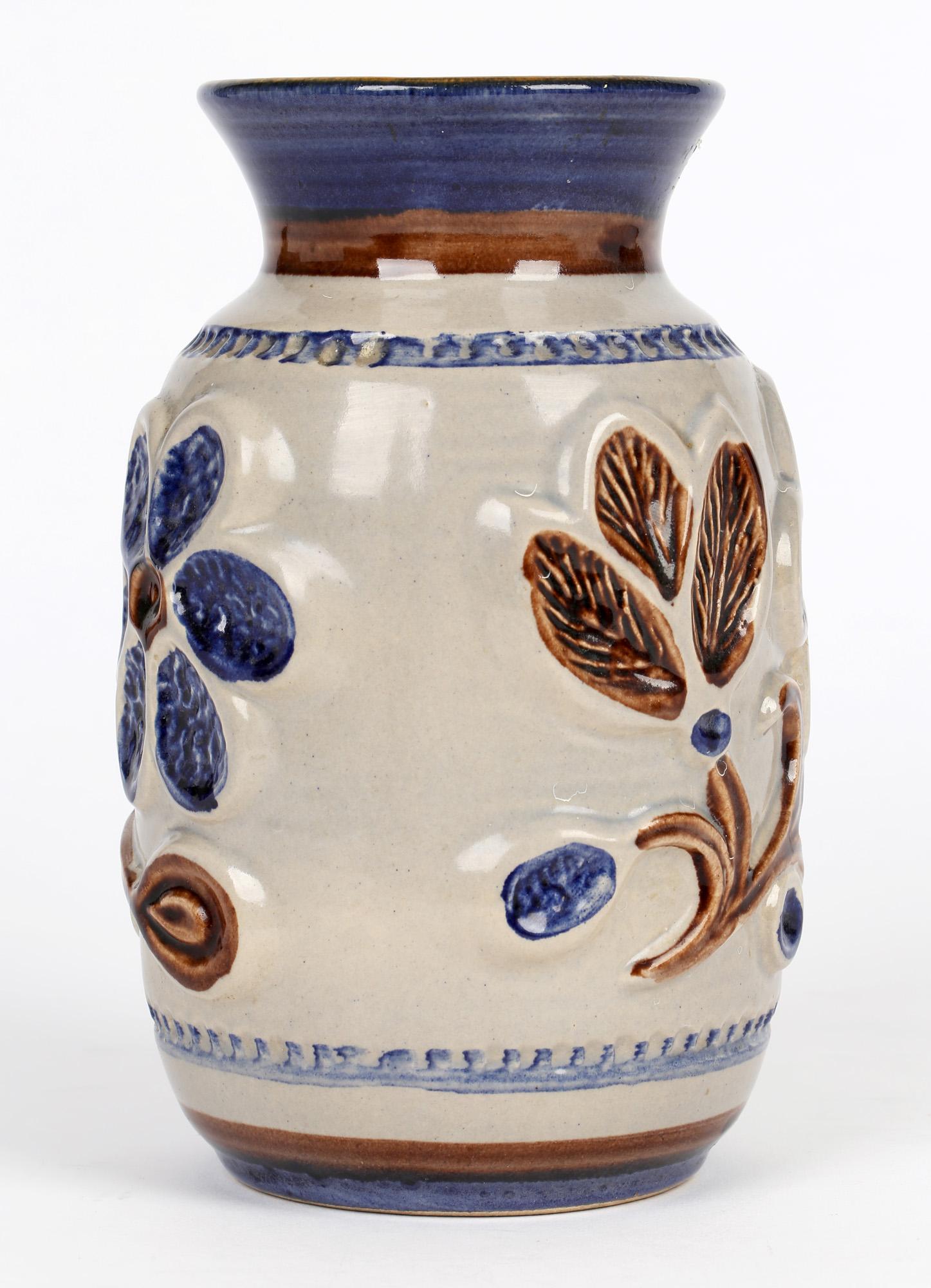 Allemand Vase en poterie d'art du milieu de siècle de l'Allemagne de l'Ouest avec moitif floral, Bay Keramik en vente