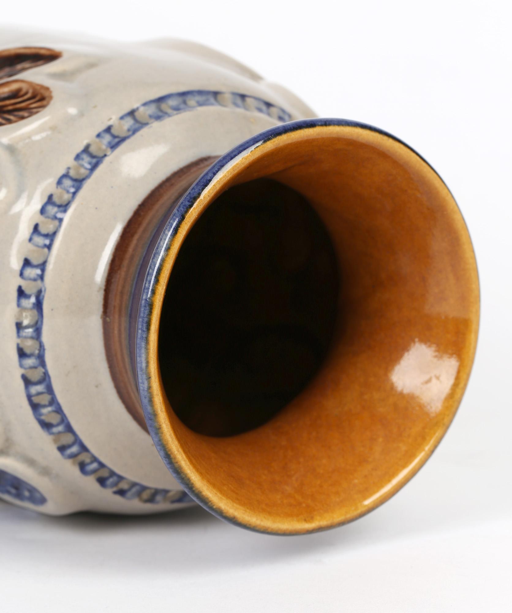Peint à la main Vase en poterie d'art du milieu de siècle de l'Allemagne de l'Ouest avec moitif floral, Bay Keramik en vente
