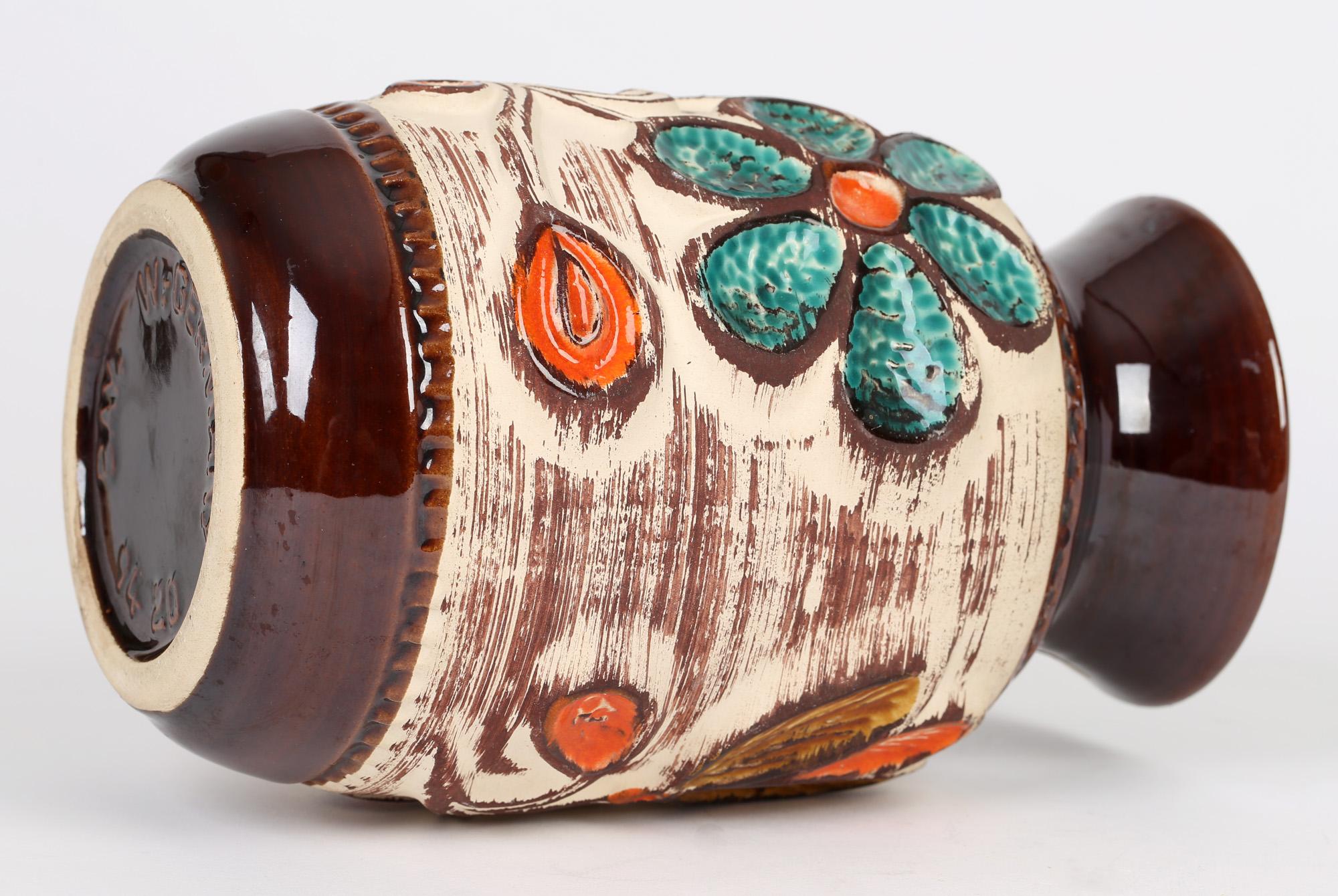 Vase en poterie d'art du milieu de siècle de l'Allemagne de l'Ouest avec moitif floral, Bay Keramik Bon état - En vente à Bishop's Stortford, Hertfordshire