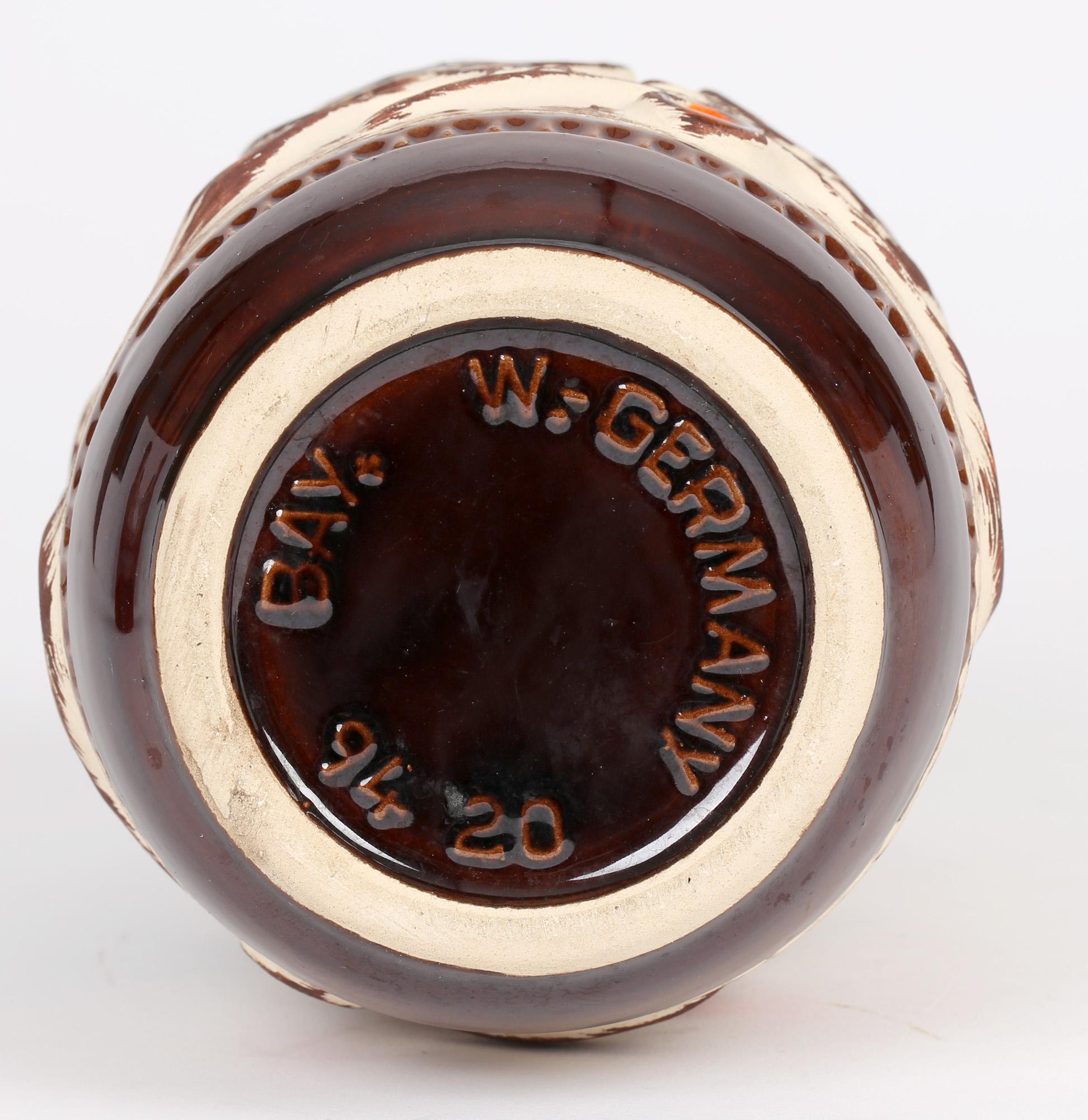 XX secolo Bay Keramik Vaso in ceramica d'arte con design floreale della Germania Occidentale della metà del secolo scorso in vendita
