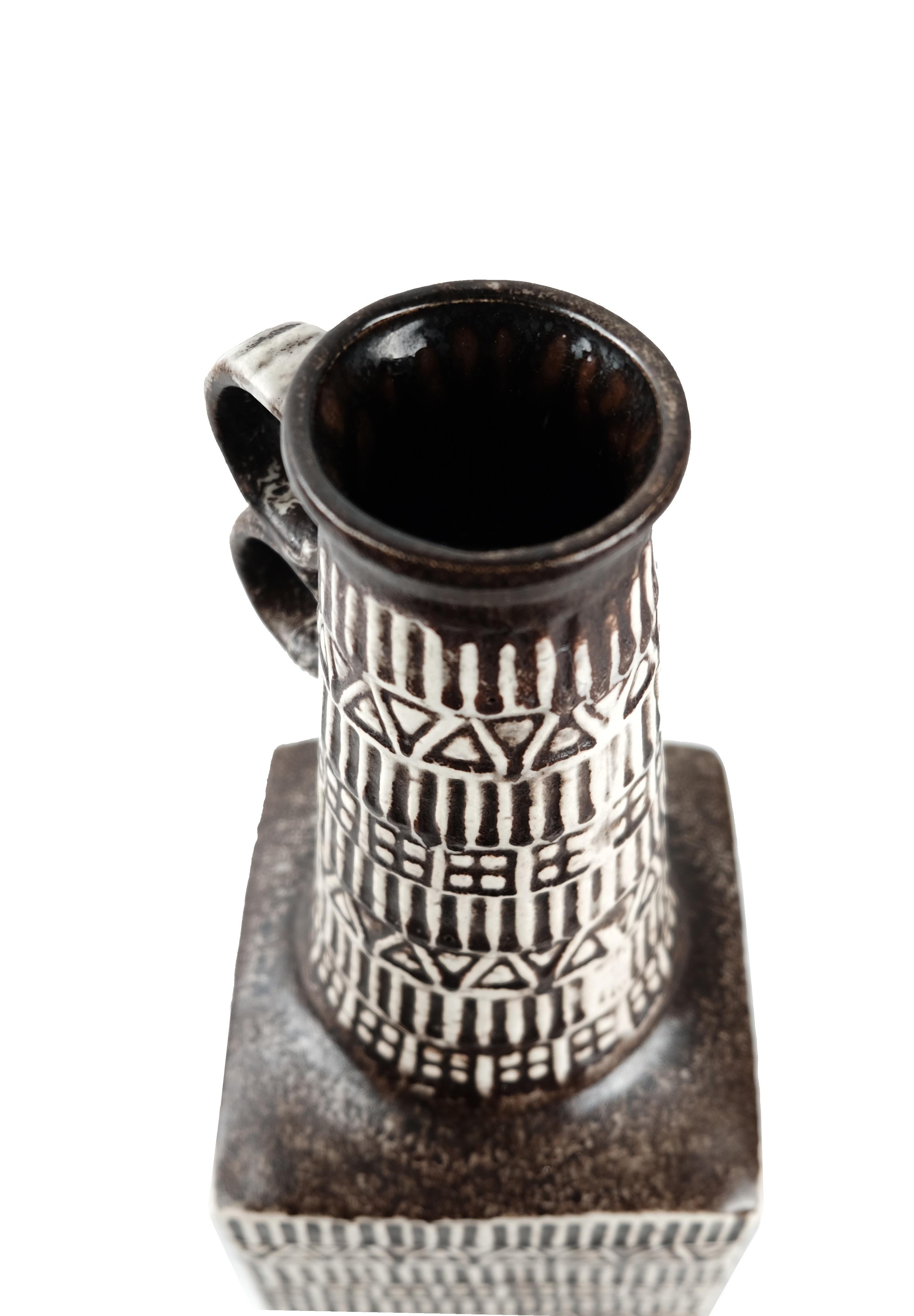 Schöne Bay Keramik Vase mit eingebettetem Runenmuster, entworfen von Bodo Mans. Dieses Muster war in den 1960er Jahren sehr beliebt. Diese hohe Vase ist in ausgezeichnetem Zustand und hat eine braune, matte Glasur. Diese Vase wurde Ende der 1960er