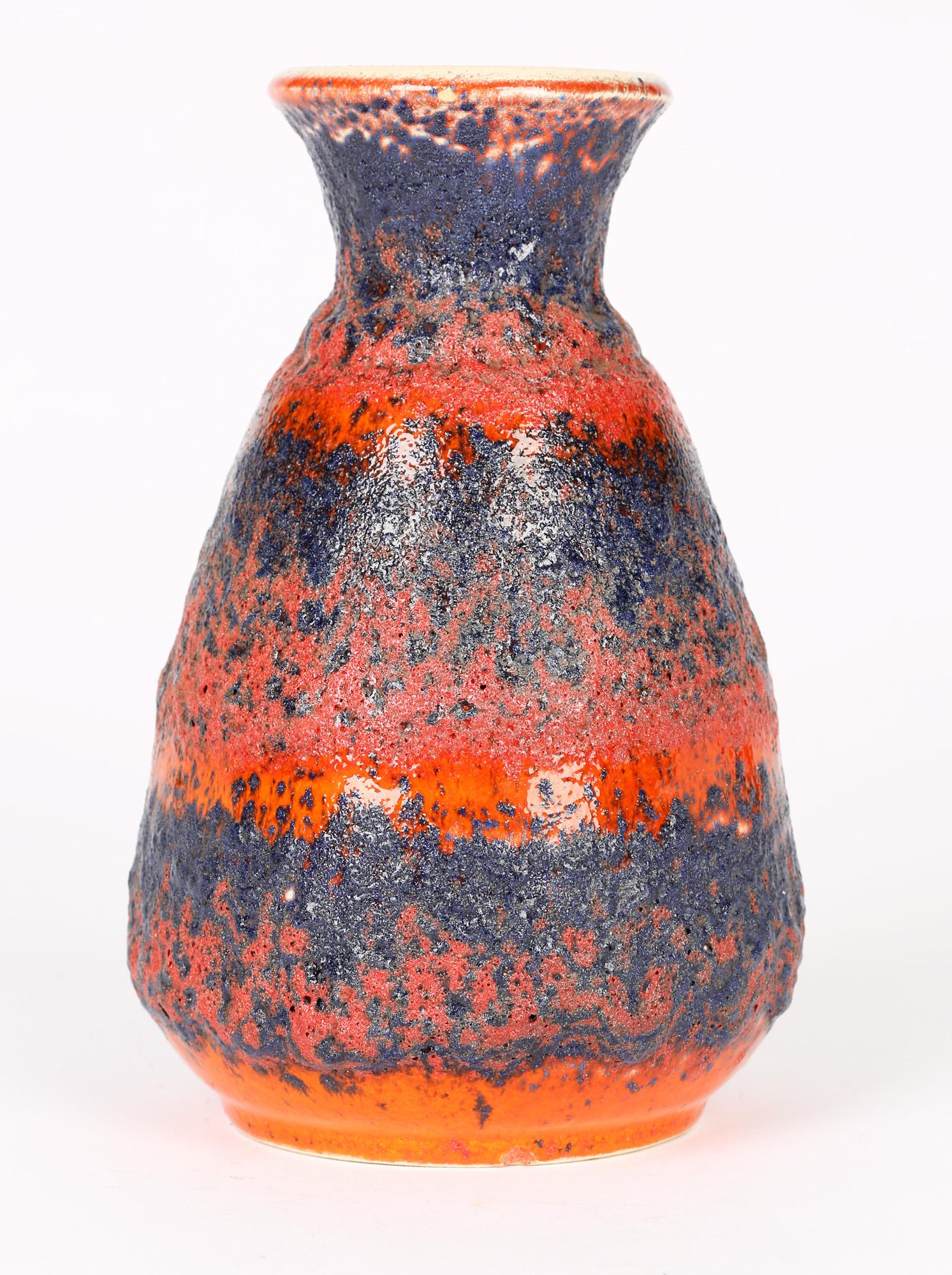 Allemand Bay Keramik West German Pottery Vase en poterie d'art du milieu du siècle, émaillé de lave grasse volcanique en vente