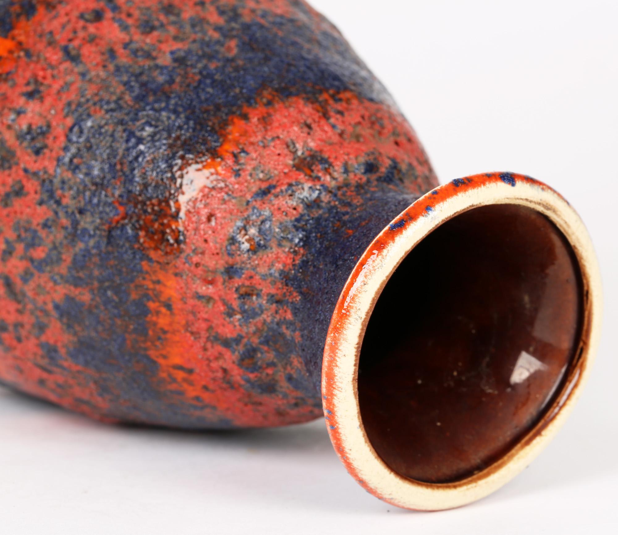 Fait main Bay Keramik West German Pottery Vase en poterie d'art du milieu du siècle, émaillé de lave grasse volcanique en vente