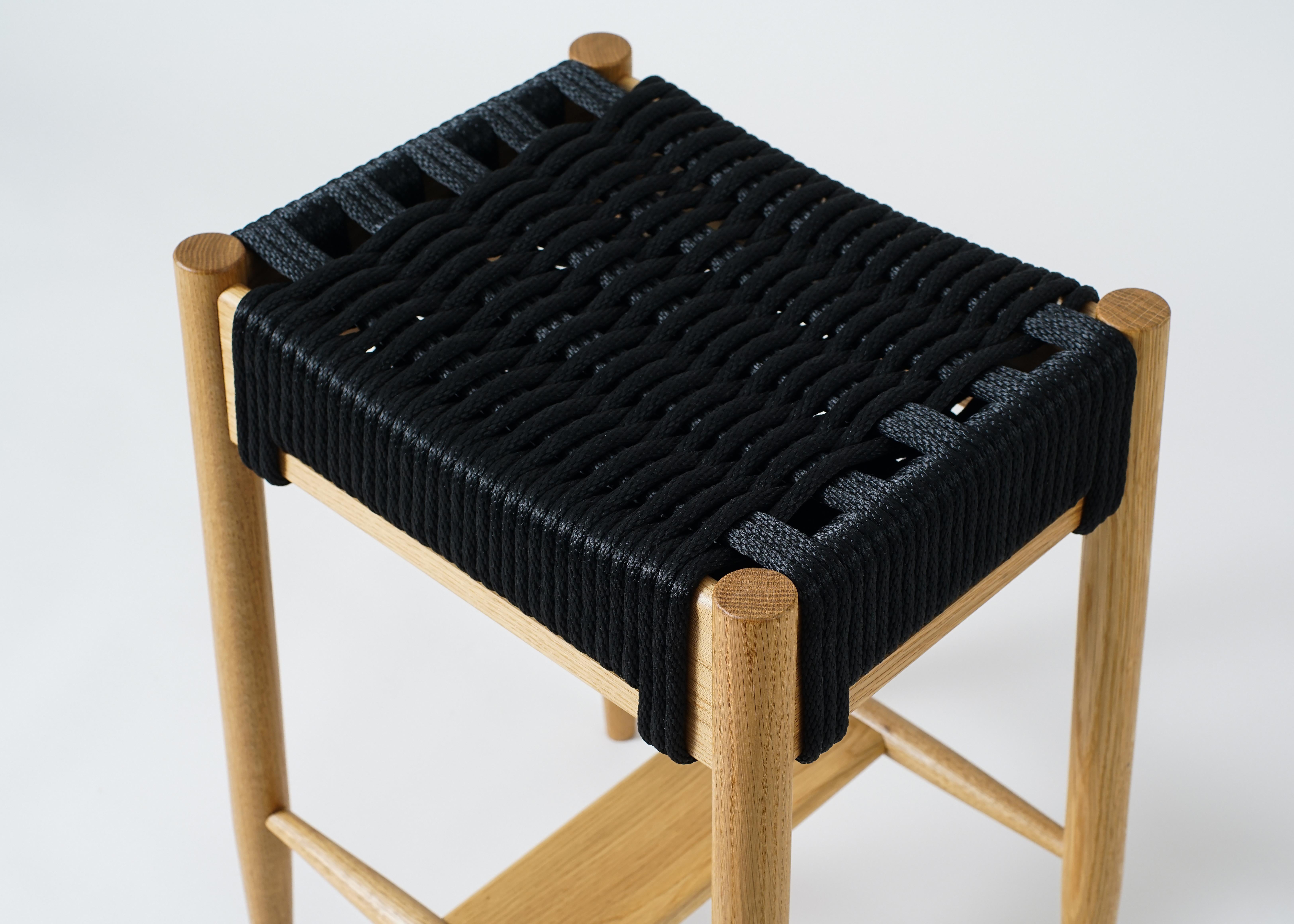 Bay Counterhocker, handgefertigter moderner gewebter Sitzhocker mit Seil (Gedrechselt) im Angebot