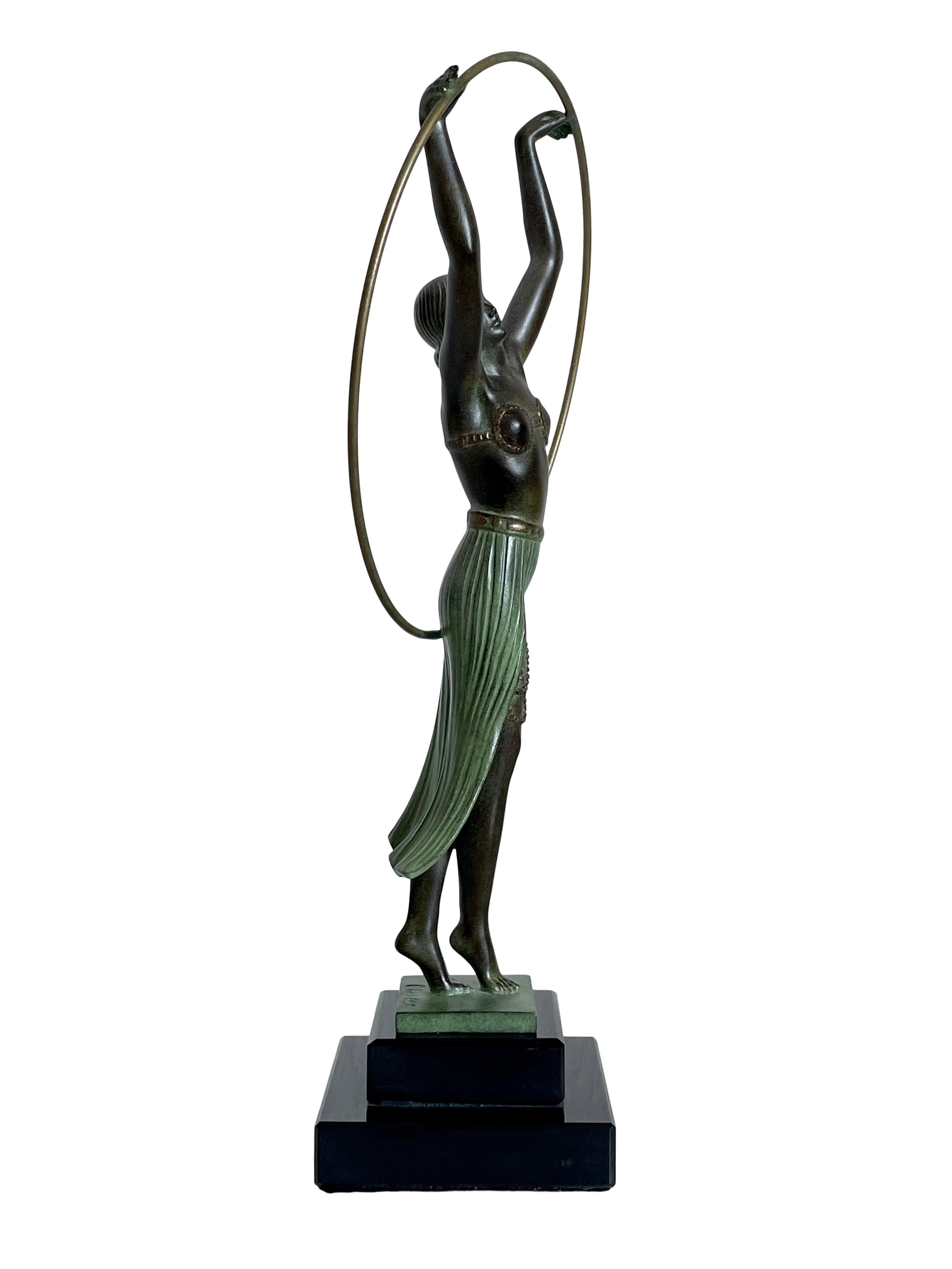 Français Sculpture d'une danseuse Bayadère de style Art Déco par Charles pour Max Le Verrier