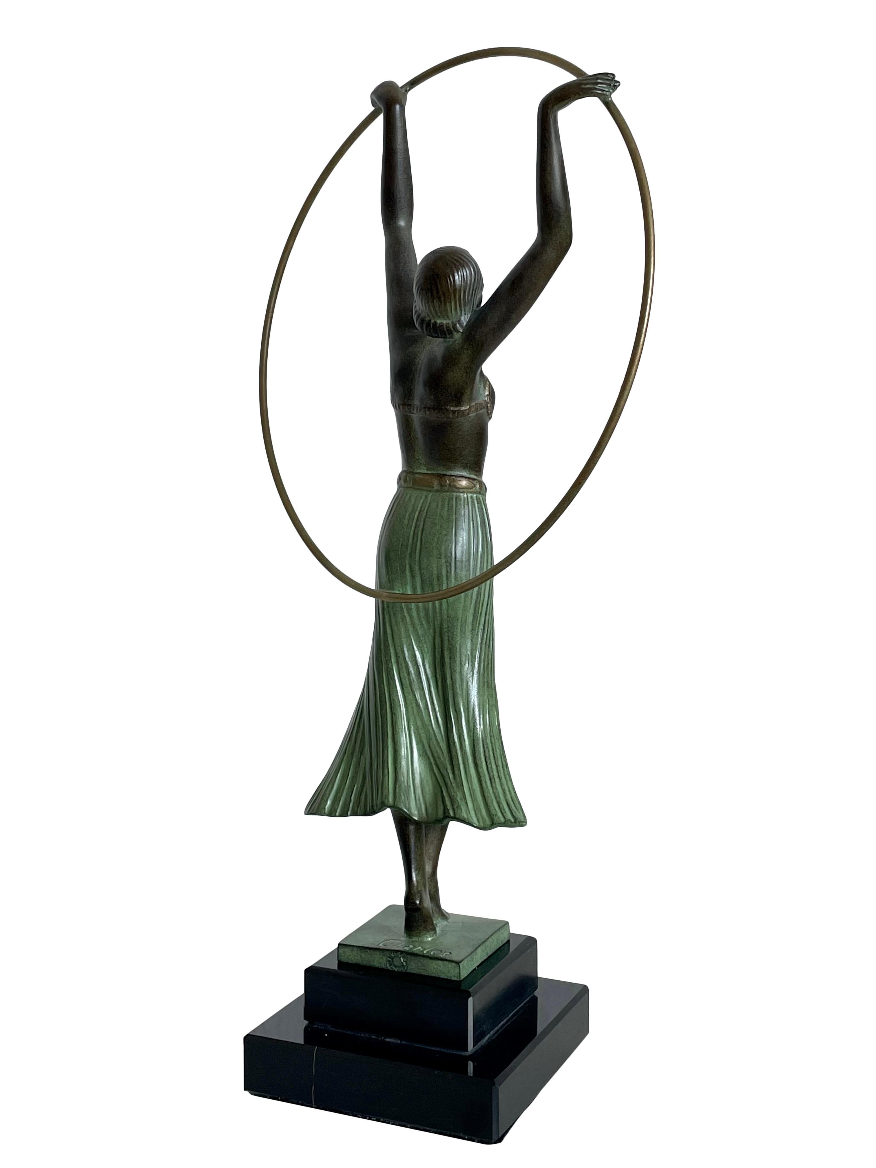 Patiné Sculpture d'une danseuse Bayadère de style Art Déco par Charles pour Max Le Verrier