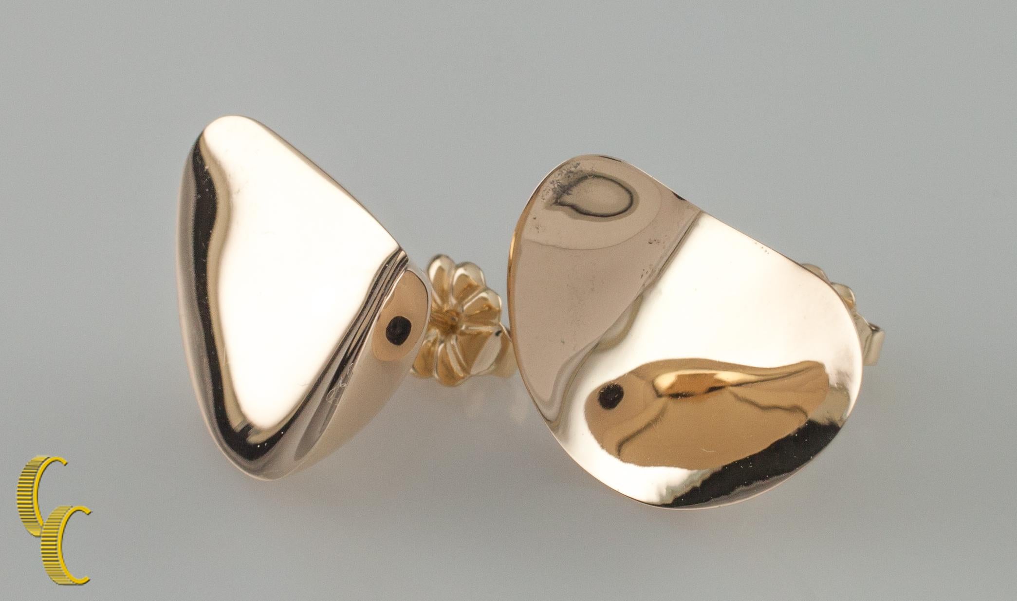 Gorgeous bean-shaped modernist earrings by Bayaniahn.
Includes posts with butterfly backs.
Pieces are in good condition and shows few signs of aging or wear.
Dimensions: 17 x 11 mm.
Metal: 14k yellow gold.
Weight: 2.4 grams.