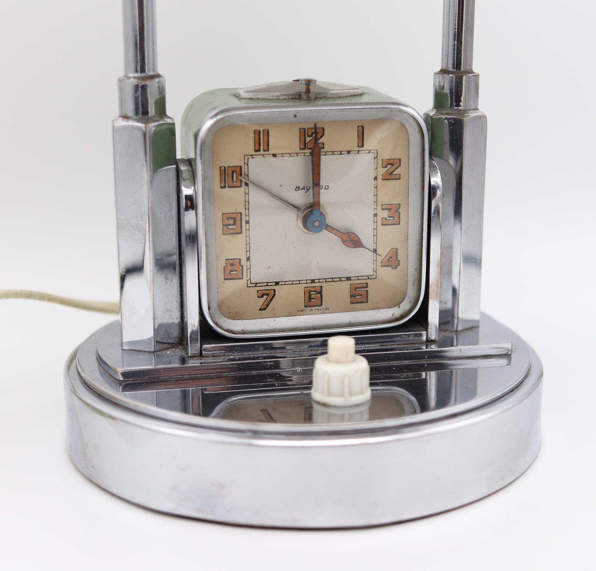 Une horloge lampe de bureau conçue par Bayard France.

Fabuleuse et très belle lampe-horloge de bureau intégrée, créée à Paris par la société Bayard pendant la période art déco, dans les années 1930. Cette pièce très décorative et utile est très